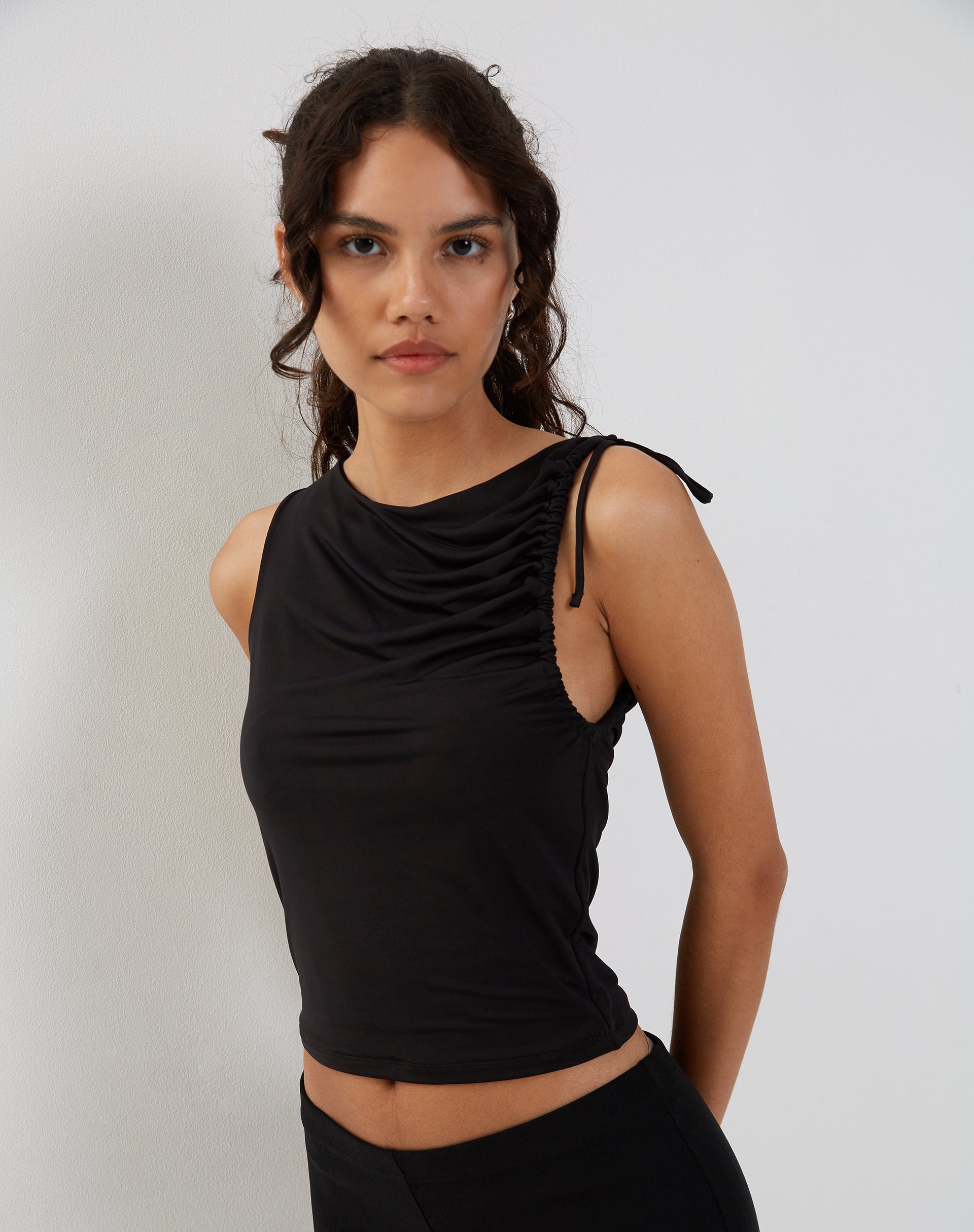Bild von Hagne Vest Top in Schwarz