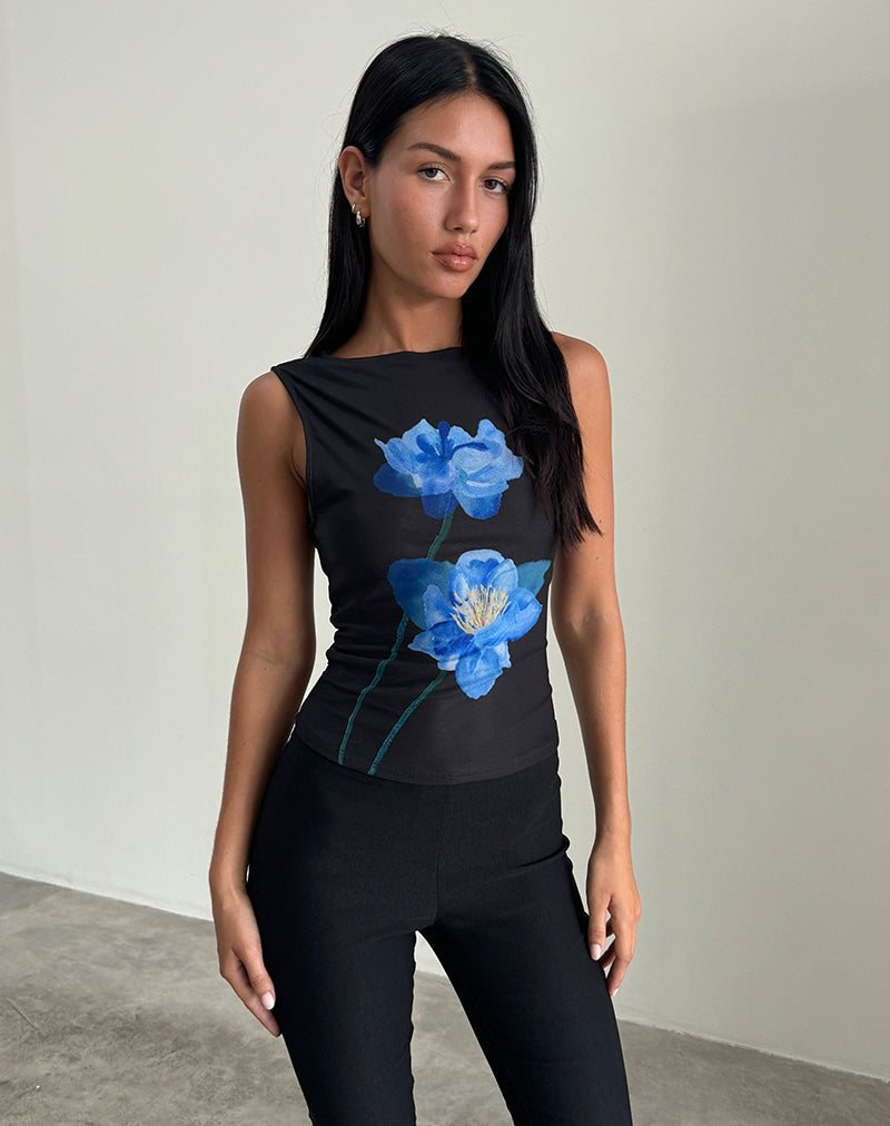 Hala Top in Schwarz mit blauer Aquarellblume