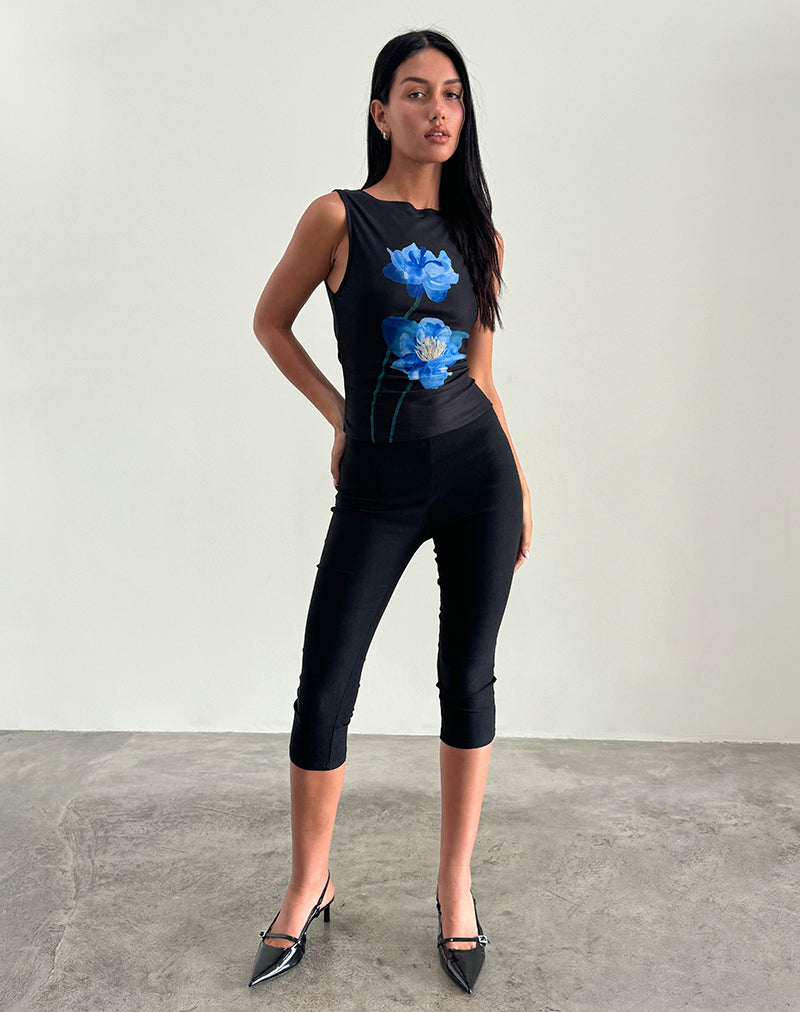 Bild von Hala Top in Schwarz mit blauer Aquarellblume