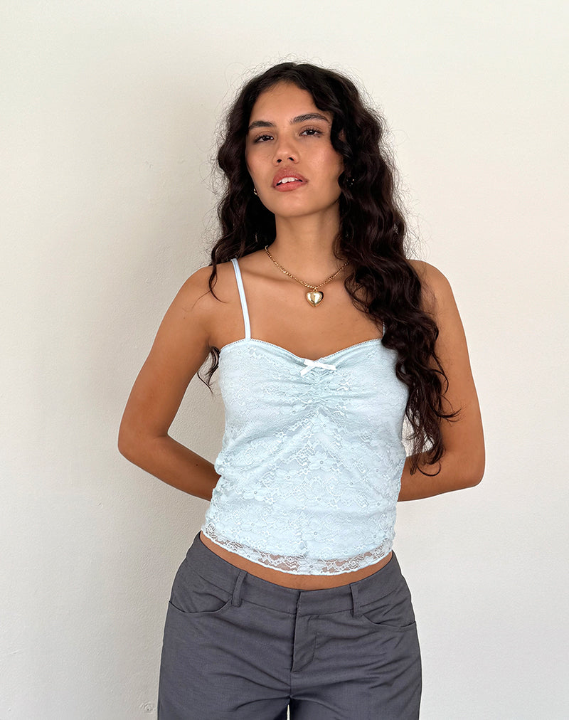 Image of Hali Cami Top aus eisblauer Orchideen-Spitze
