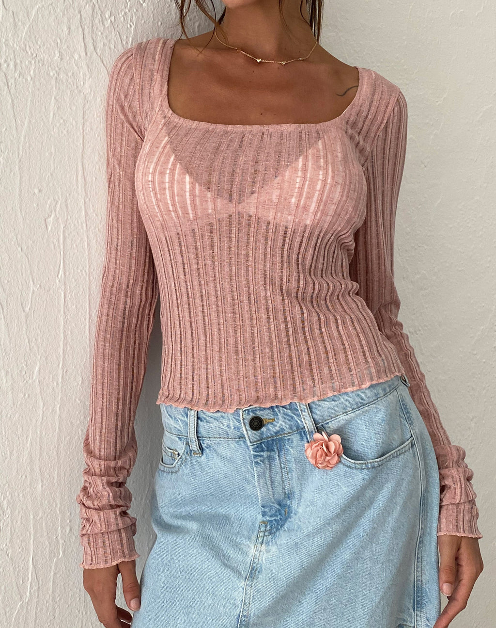Halsey Gestricktes Top mit extra langen Ärmeln in Rosa