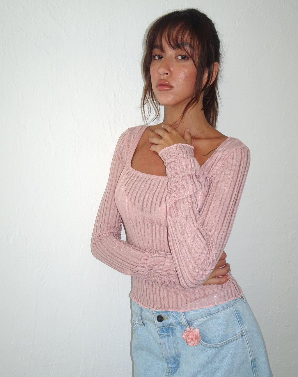 Halsey Gestricktes Top mit extra langen Ärmeln in Rosa
