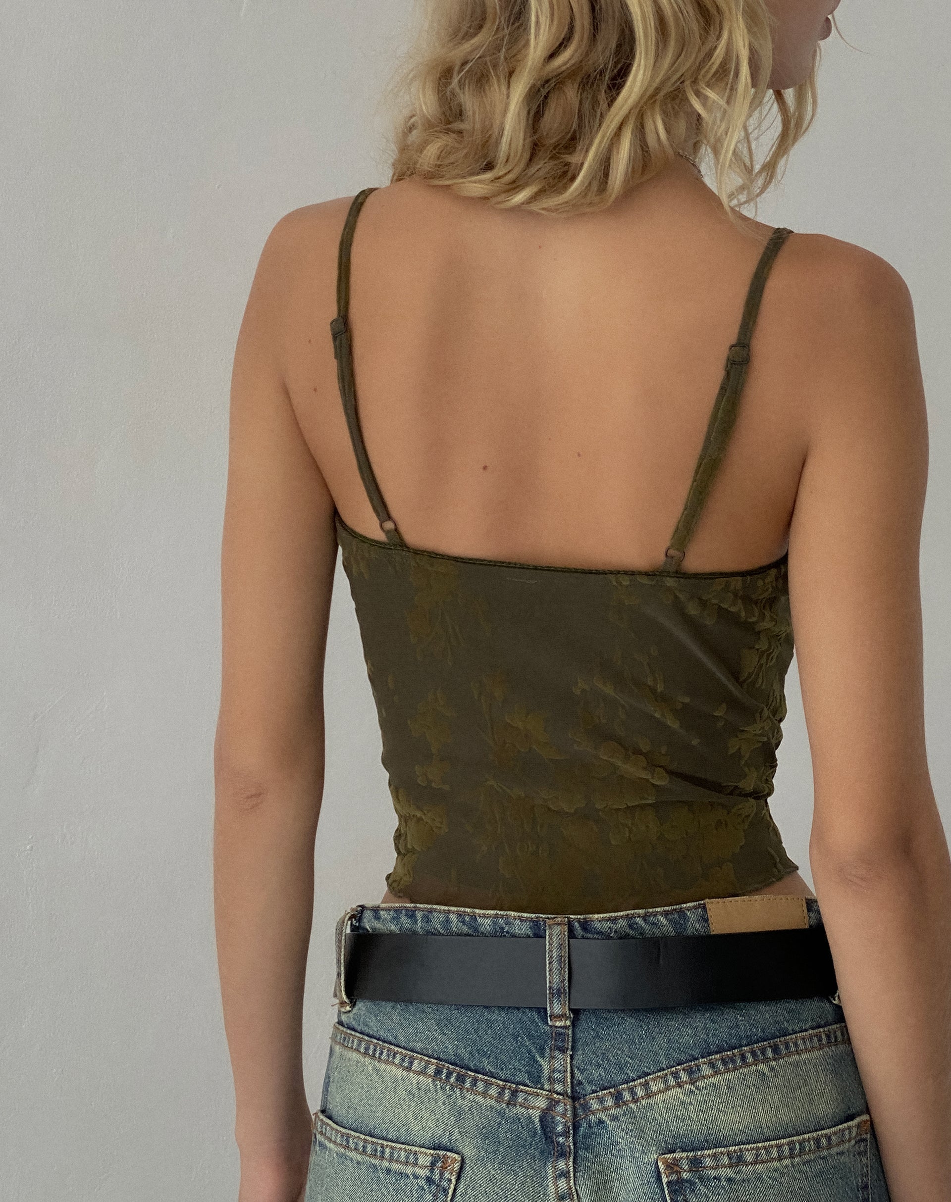 Bild von Halusi Crop Top in Abstraktem Botanischem Dunkel-Oliv