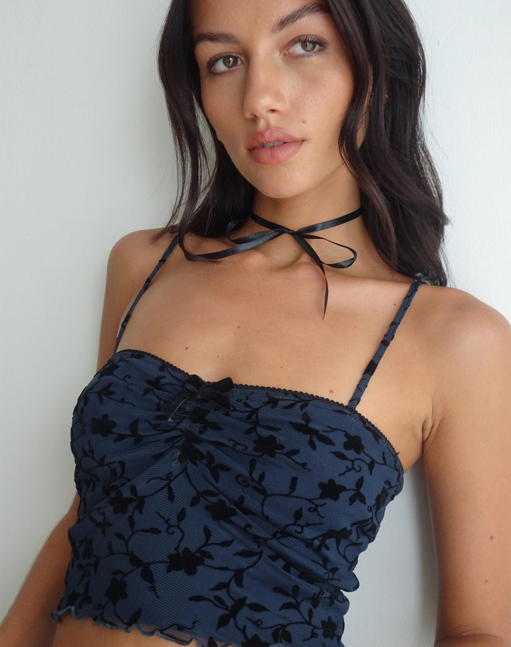 Halusi Crop Top in Pretty Petal Flock Schwarz