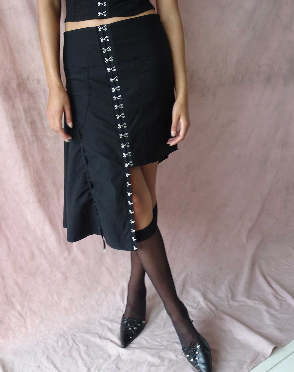 Carlisia Asymmetrischer Midirock in Schwarz