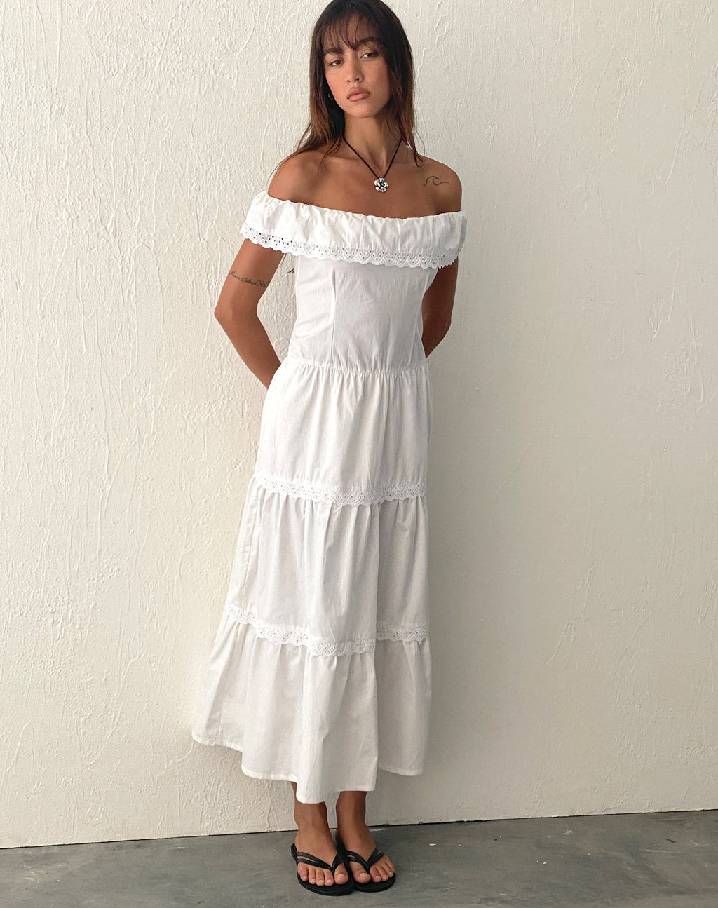 Helpa Gestuftes Bardot Maxikleid in Weiß
