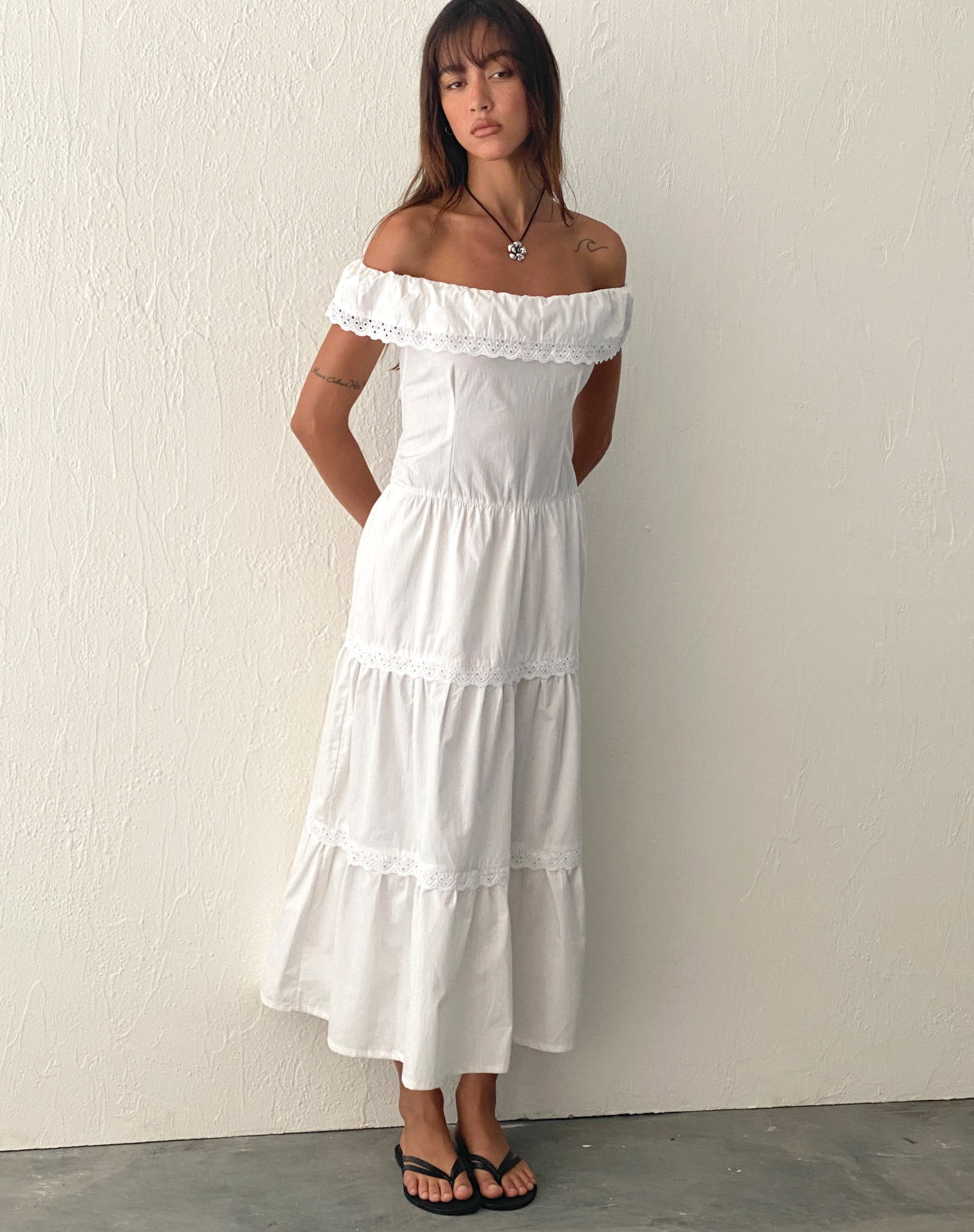 Bild von Helpa Gestuftes Bardot Maxikleid in Weiß