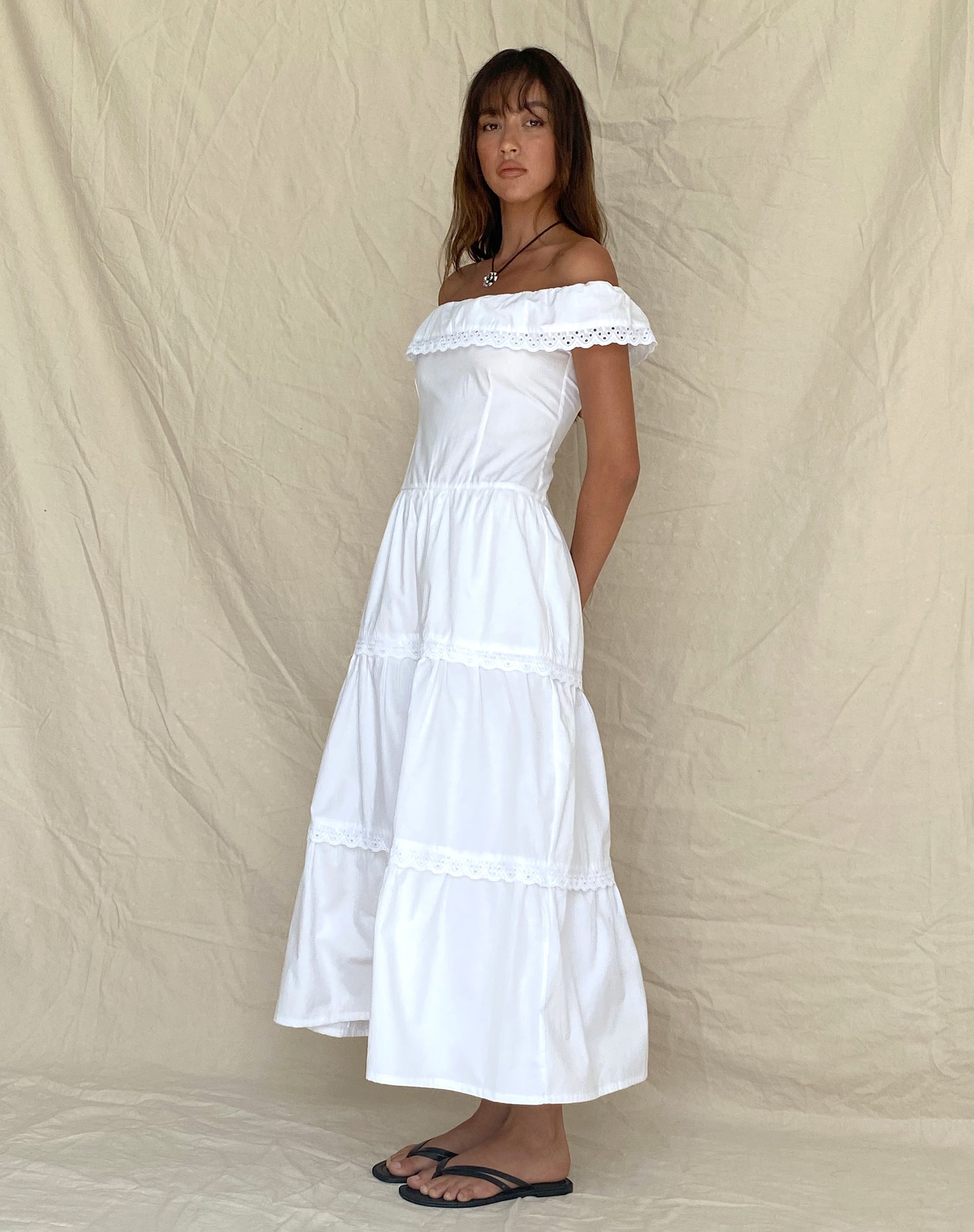 Bild von Helpa Gestuftes Bardot Maxikleid in Weiß