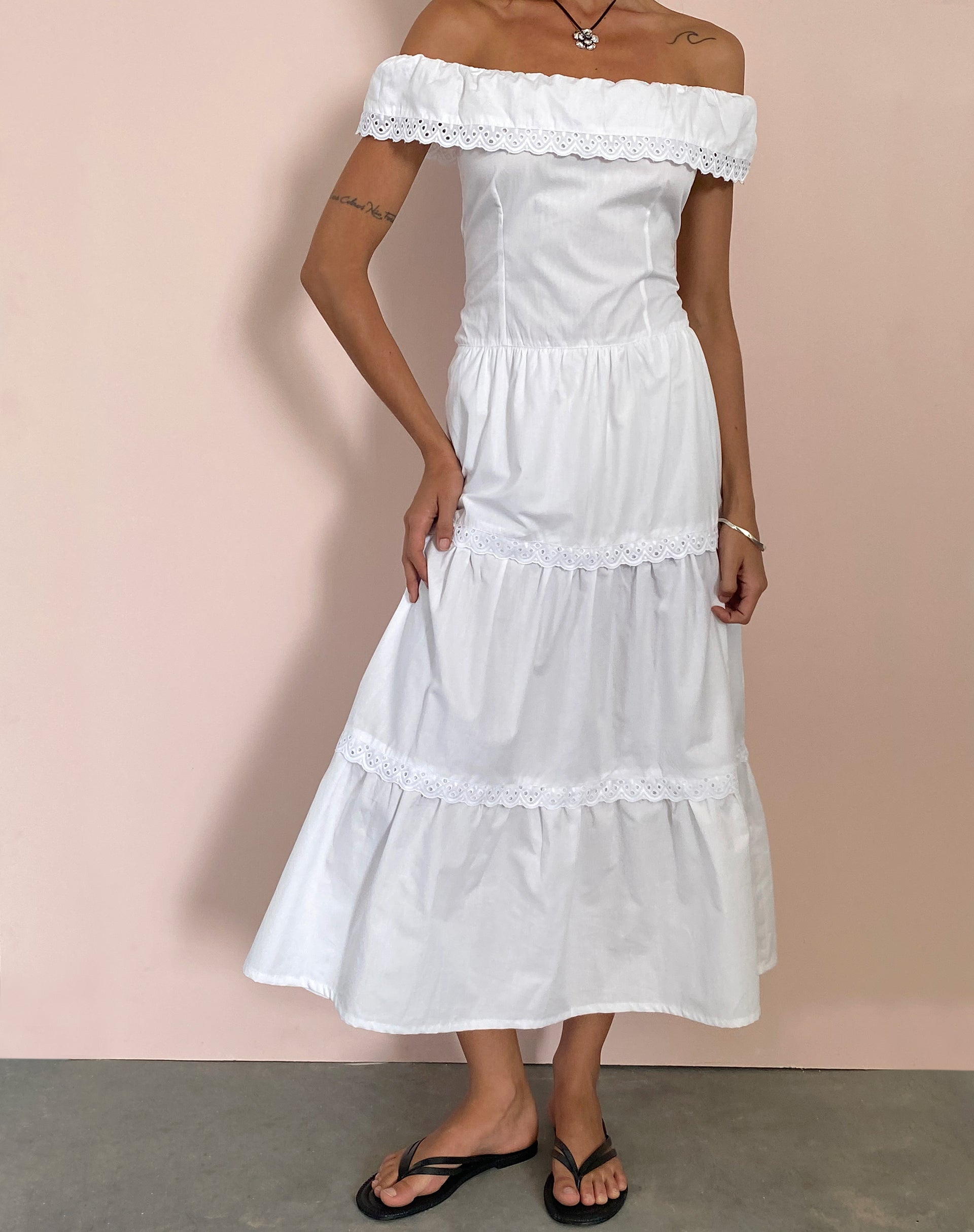 Bild von Helpa Gestuftes Bardot Maxikleid in Weiß