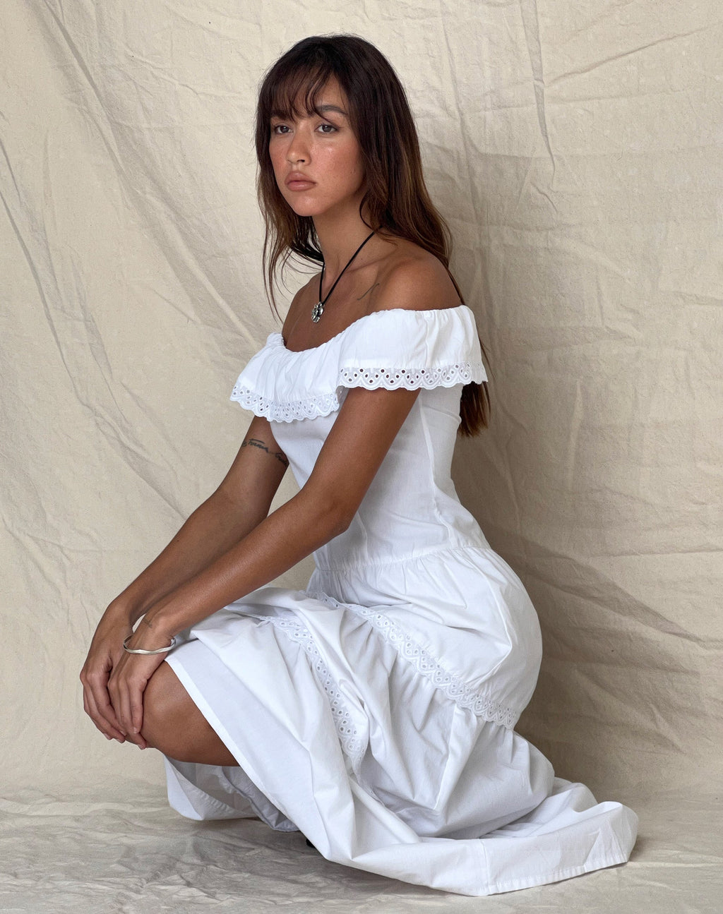 Helpa Gestuftes Bardot Maxikleid in Weiß
