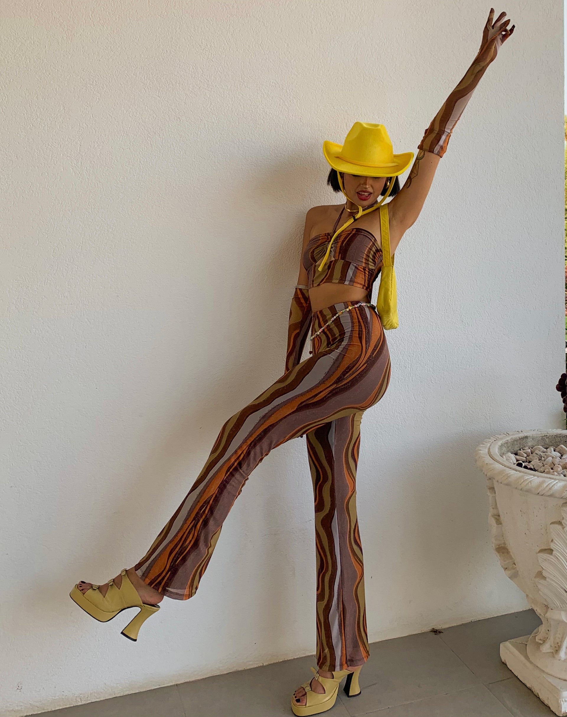 Bild von MOTEL X IRIS Herly Flare Hose in erdigem Farbverlauf