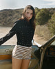 Bild von Nikaya Shorts aus gestrickten Streifen in Weiß und Braun