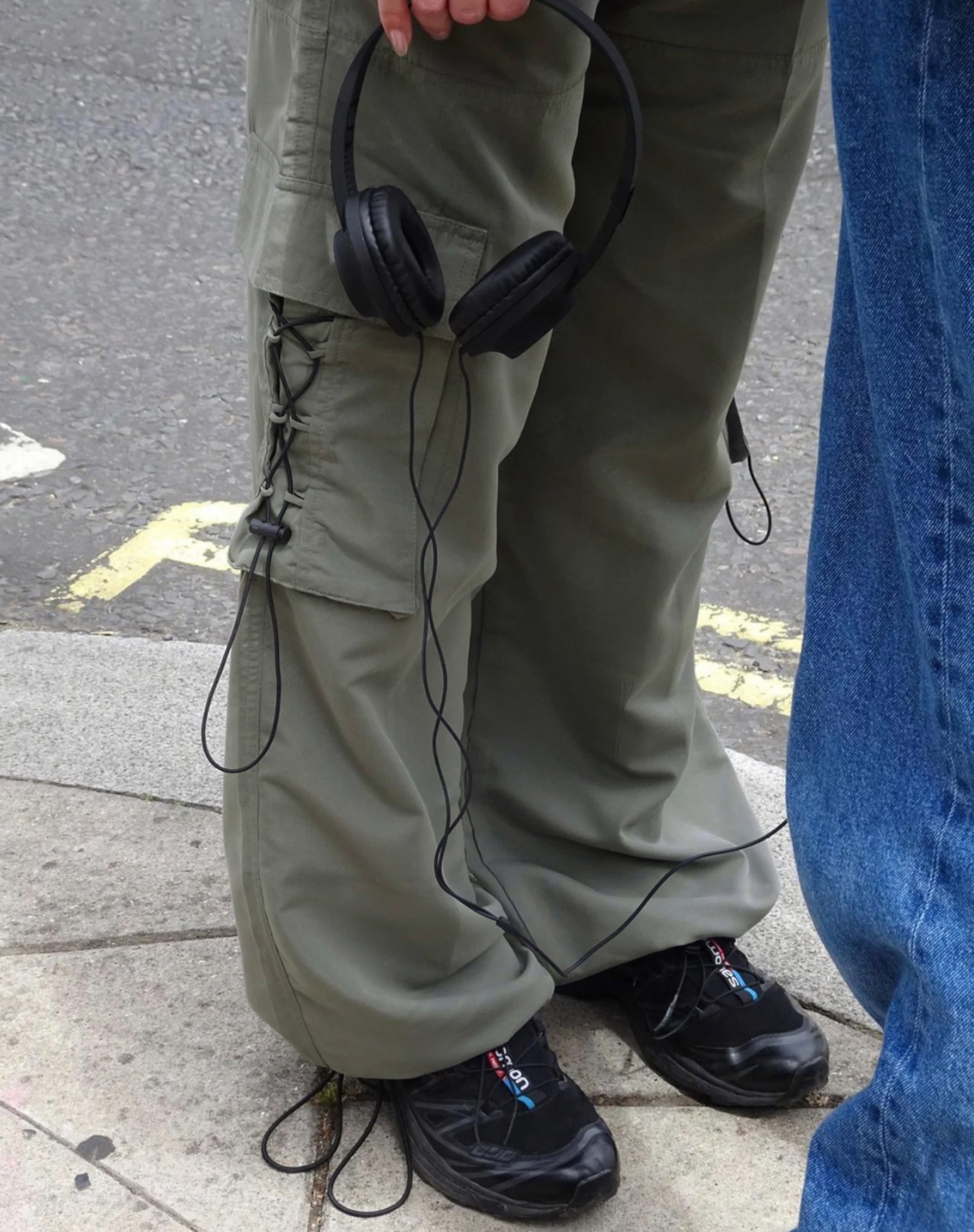 Bild von MOTEL X JACQUIE Fabio Wide Leg Cargo Hose in Grau