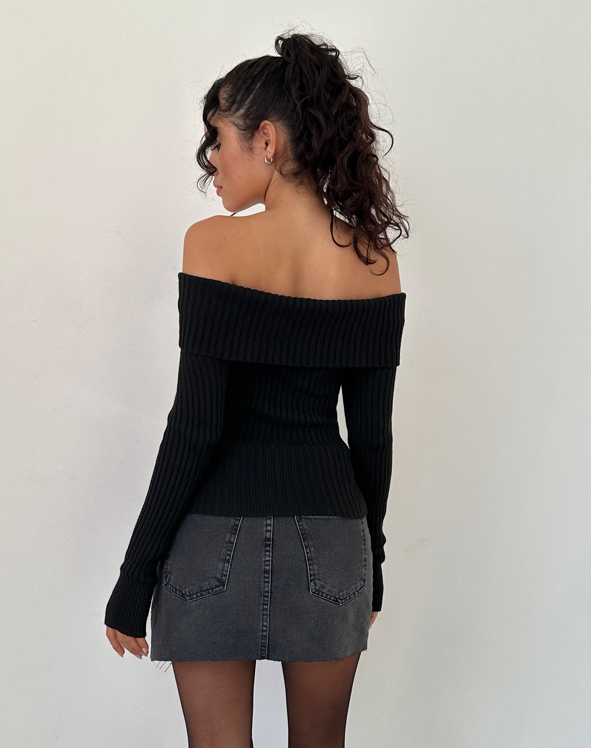 Image of Circe Off-Shoulder Long Sleeve Knit Top in Schwarz