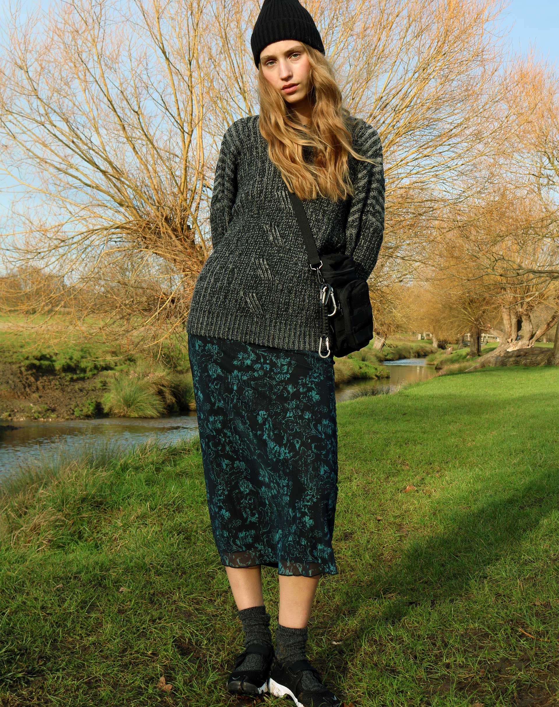 Bild von Rindu Midirock in Batik Botanical Schwarz Grün