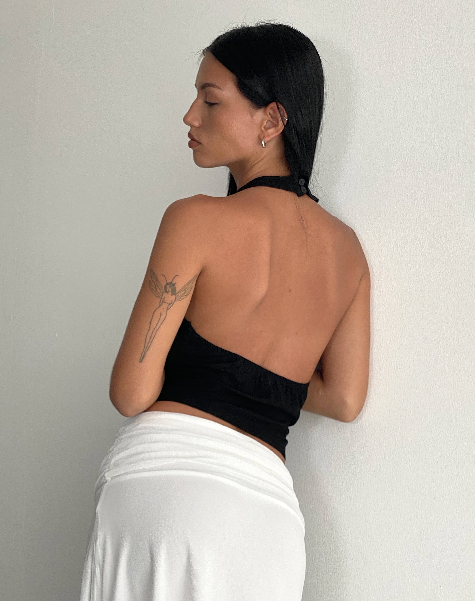 Bild von Aysu Rüschen-Detail-Halfterneck-Top in Schwarz