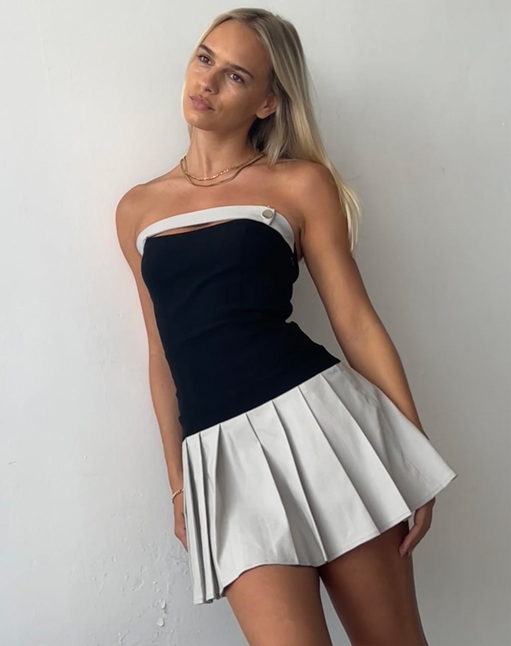 Lisma Bandeau-Minikleid mit Ausschnitt in Tailoring Grau und Schwarz