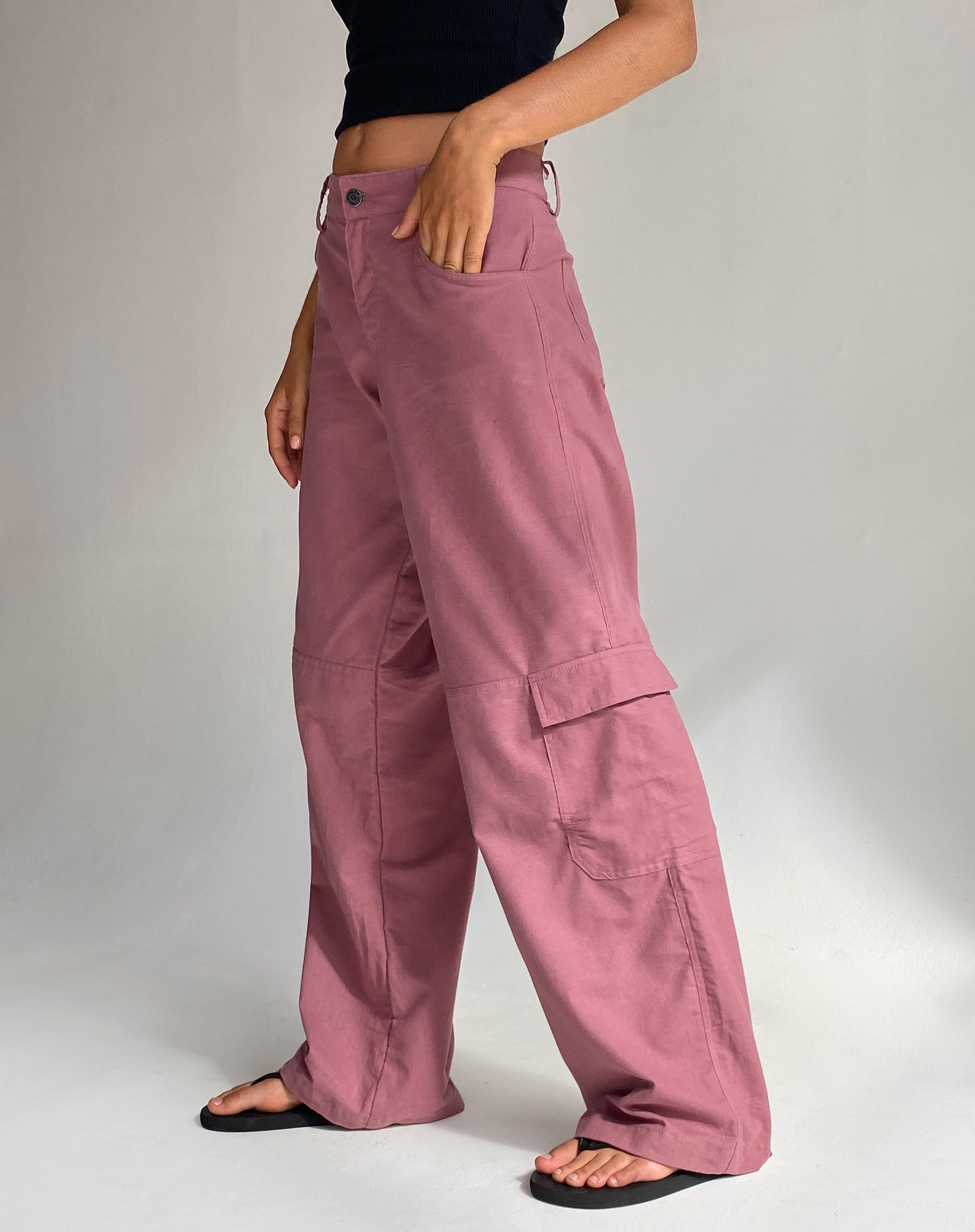 Image of Gemma Low Rise Cargohose aus mauvefarbenem Leinen