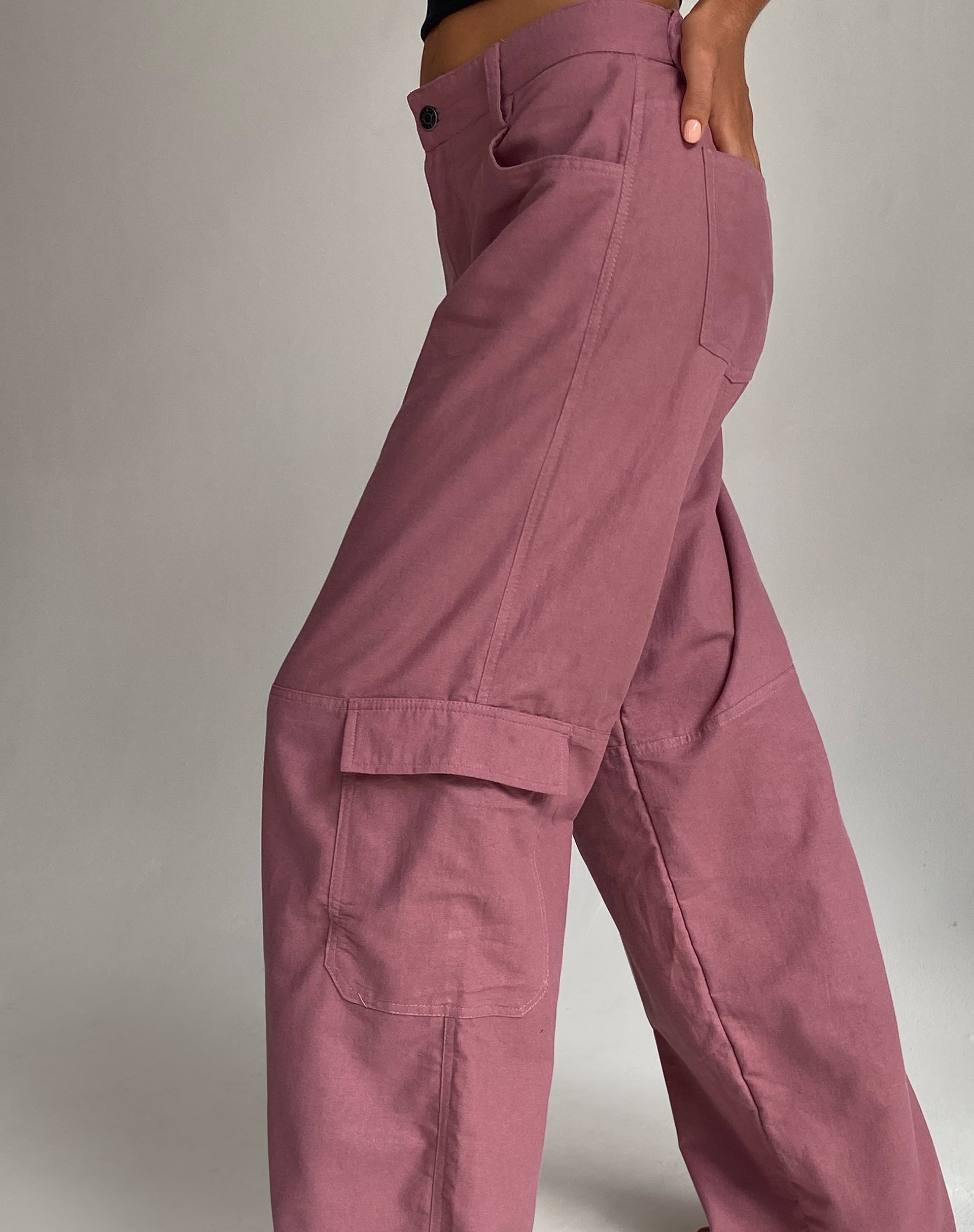 Image of Gemma Low Rise Cargohose aus mauvefarbenem Leinen