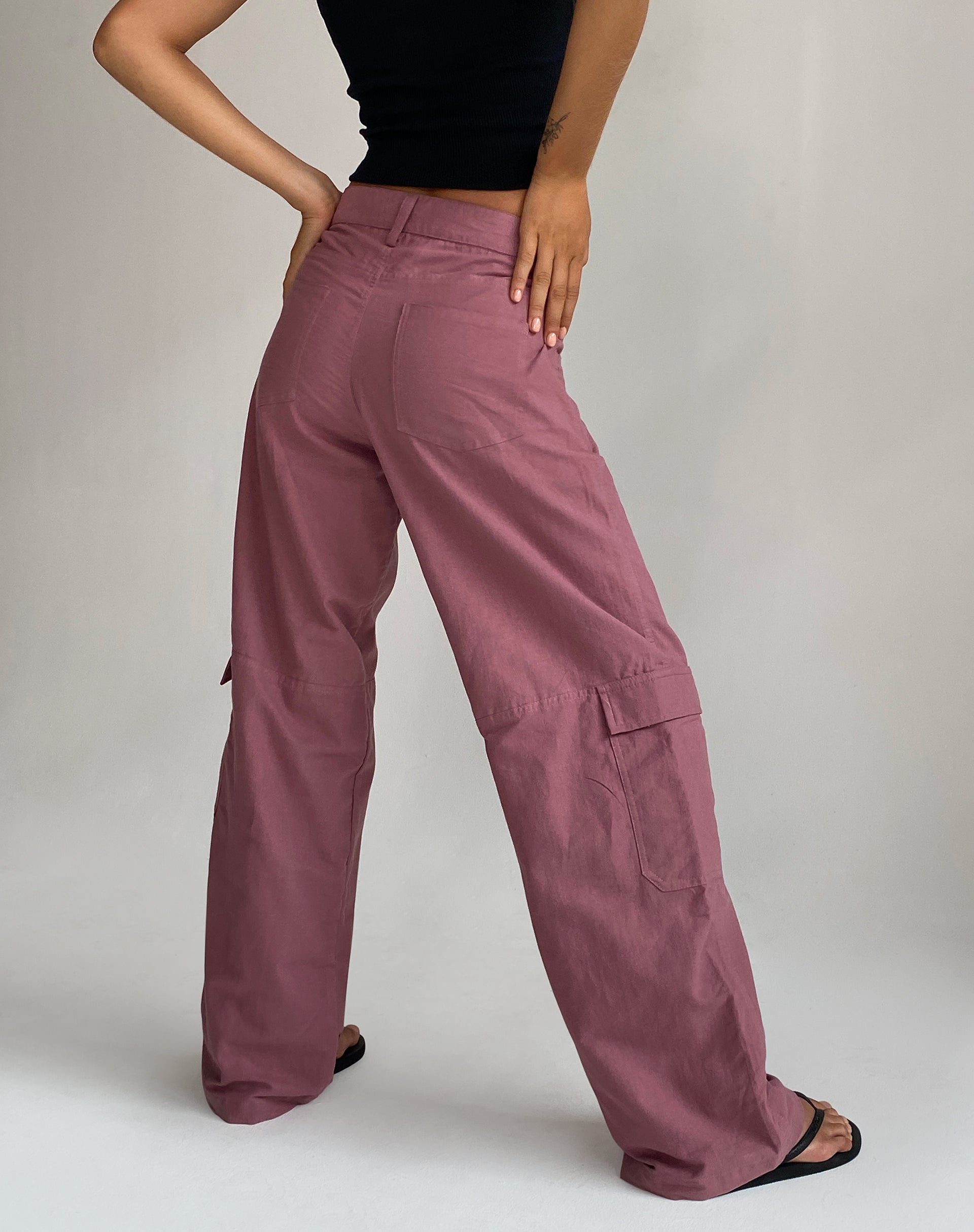 Image of Gemma Low Rise Cargohose aus mauvefarbenem Leinen
