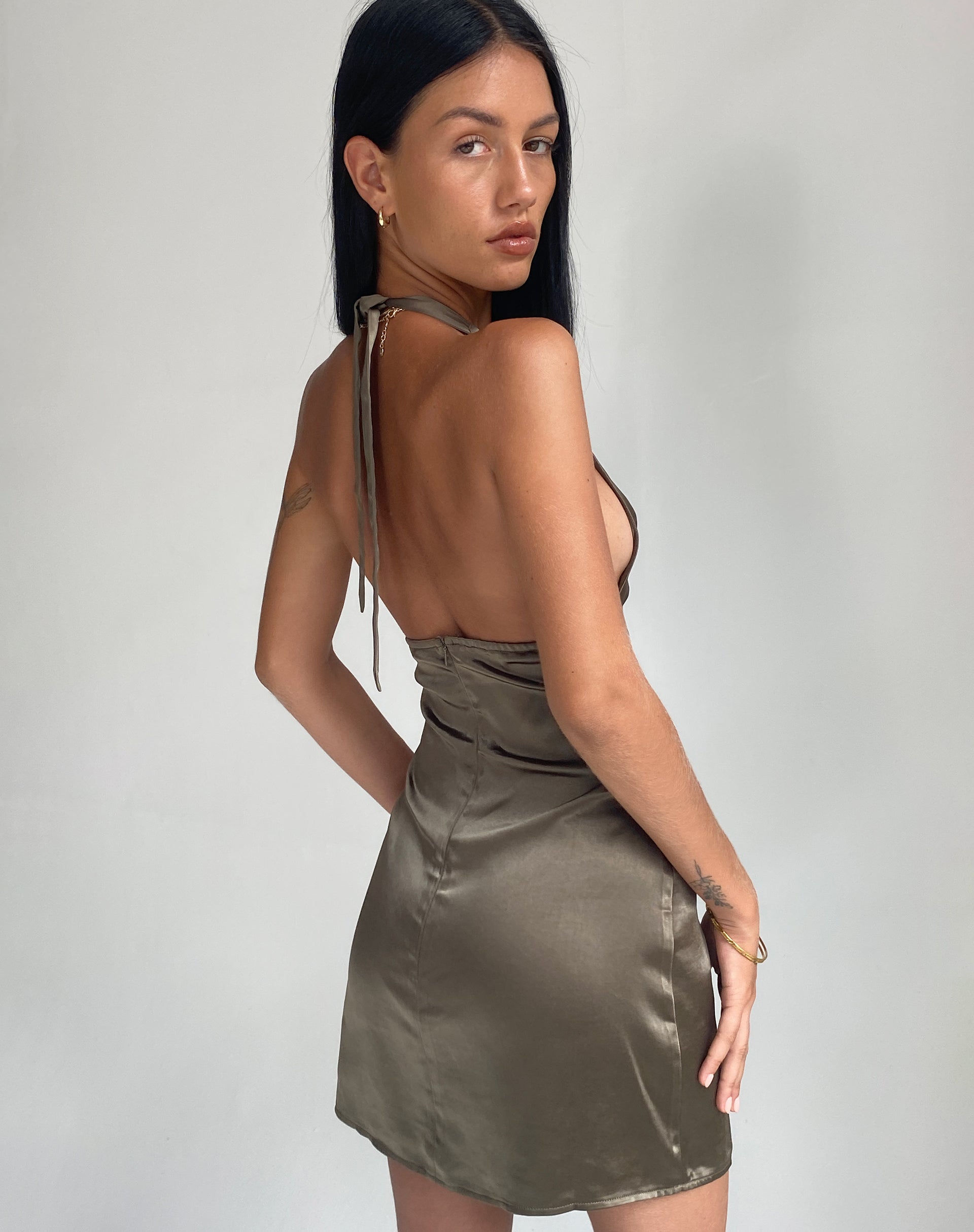 Image of Coda Slip Dress aus Satin Dunkel-Olive