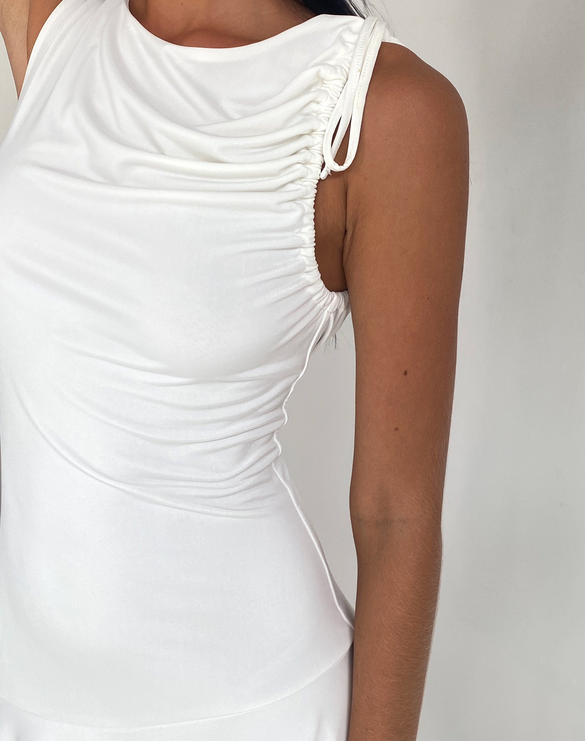 Bild von Chaya Mini-Kleid mit Wasserfall-Saum in Slinky Ivory