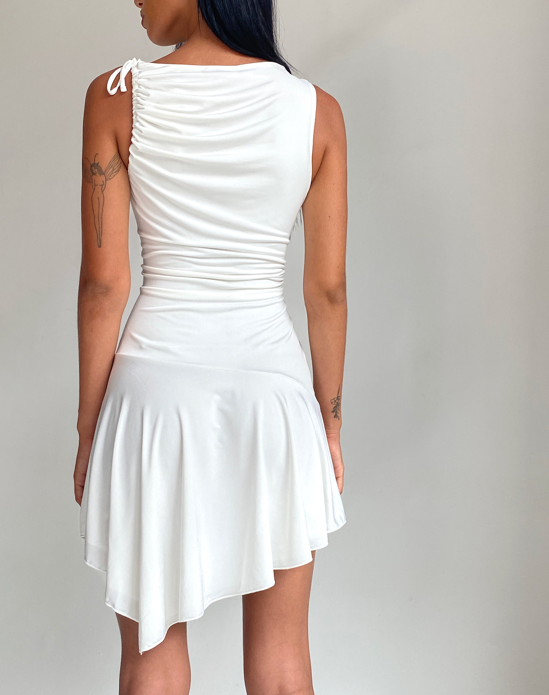 Bild von Chaya Mini-Kleid mit Wasserfall-Saum in Slinky Ivory