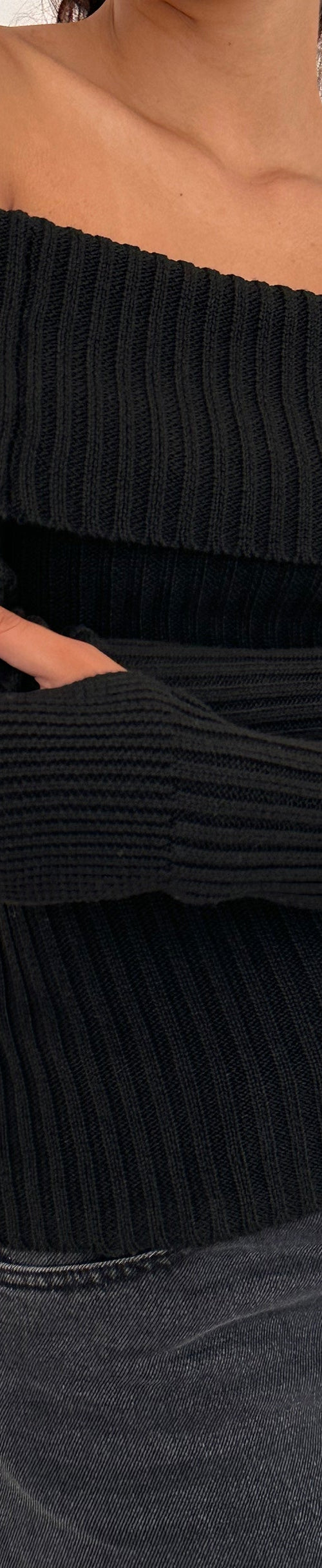 Image of Circe Off-Shoulder Long Sleeve Knit Top in Schwarz