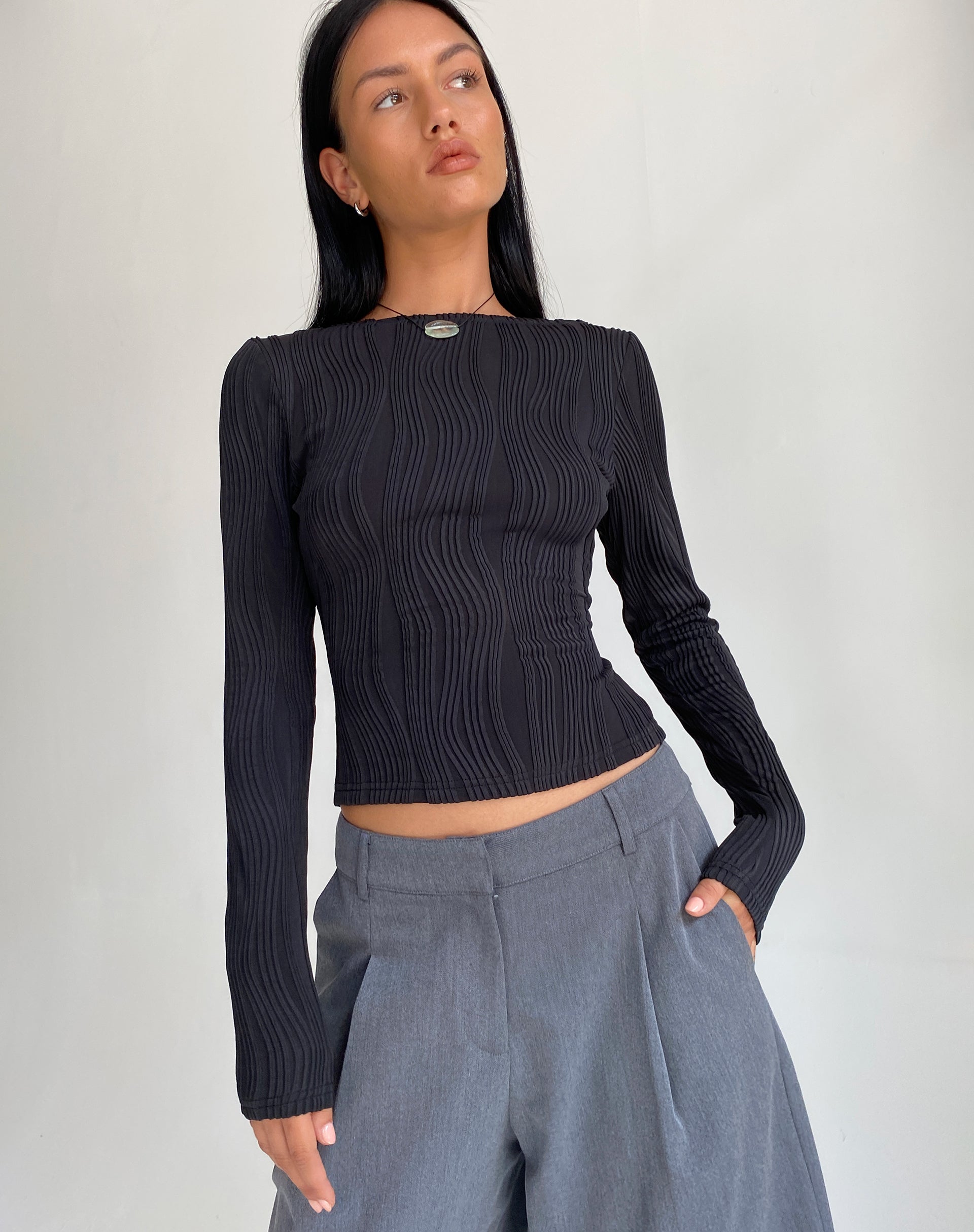 Image of Amabon Langärmeliges Crop-Top in Crinkle Schwarz