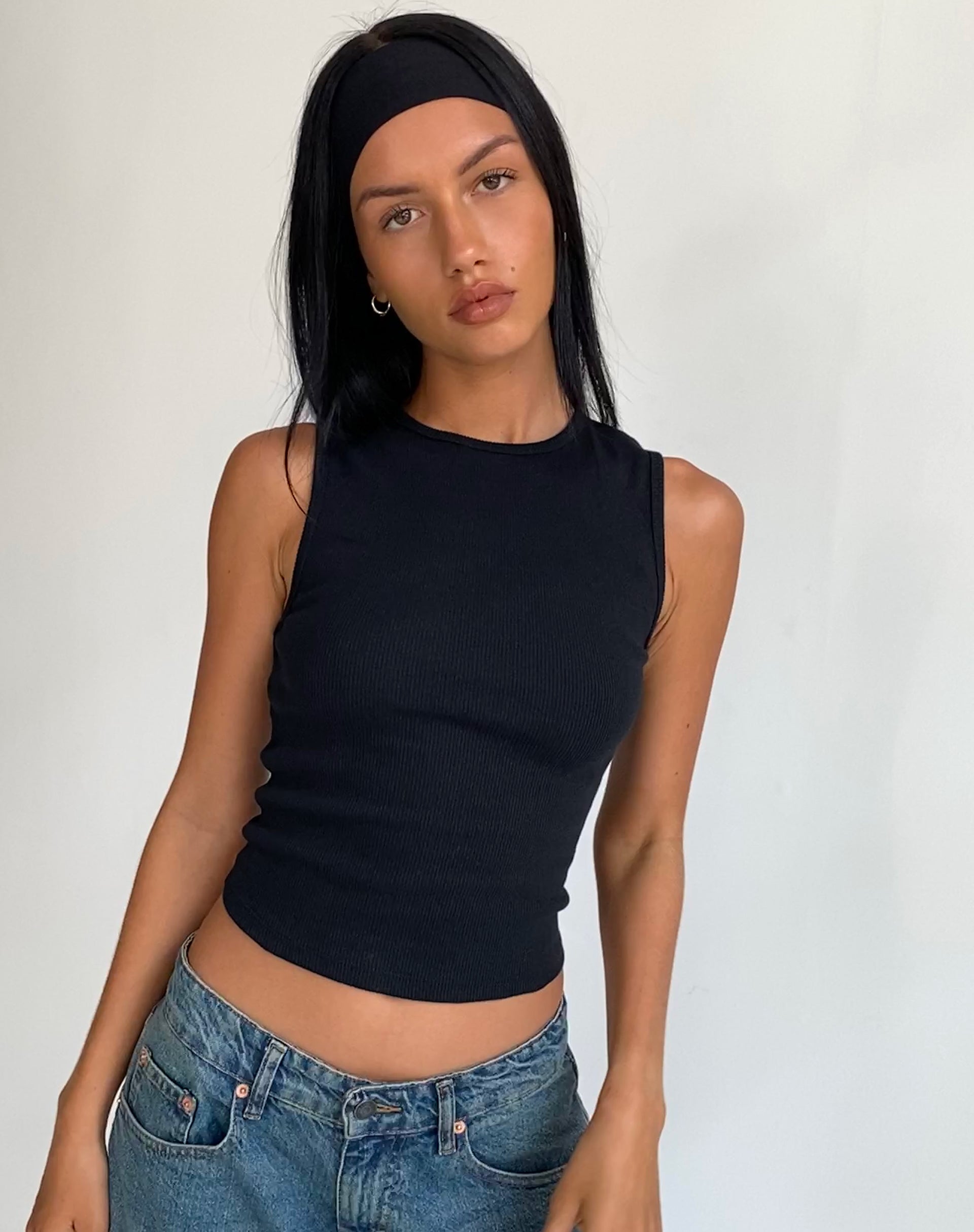 Bild von Gelsho Open Back Tank Top in Rib Schwarz