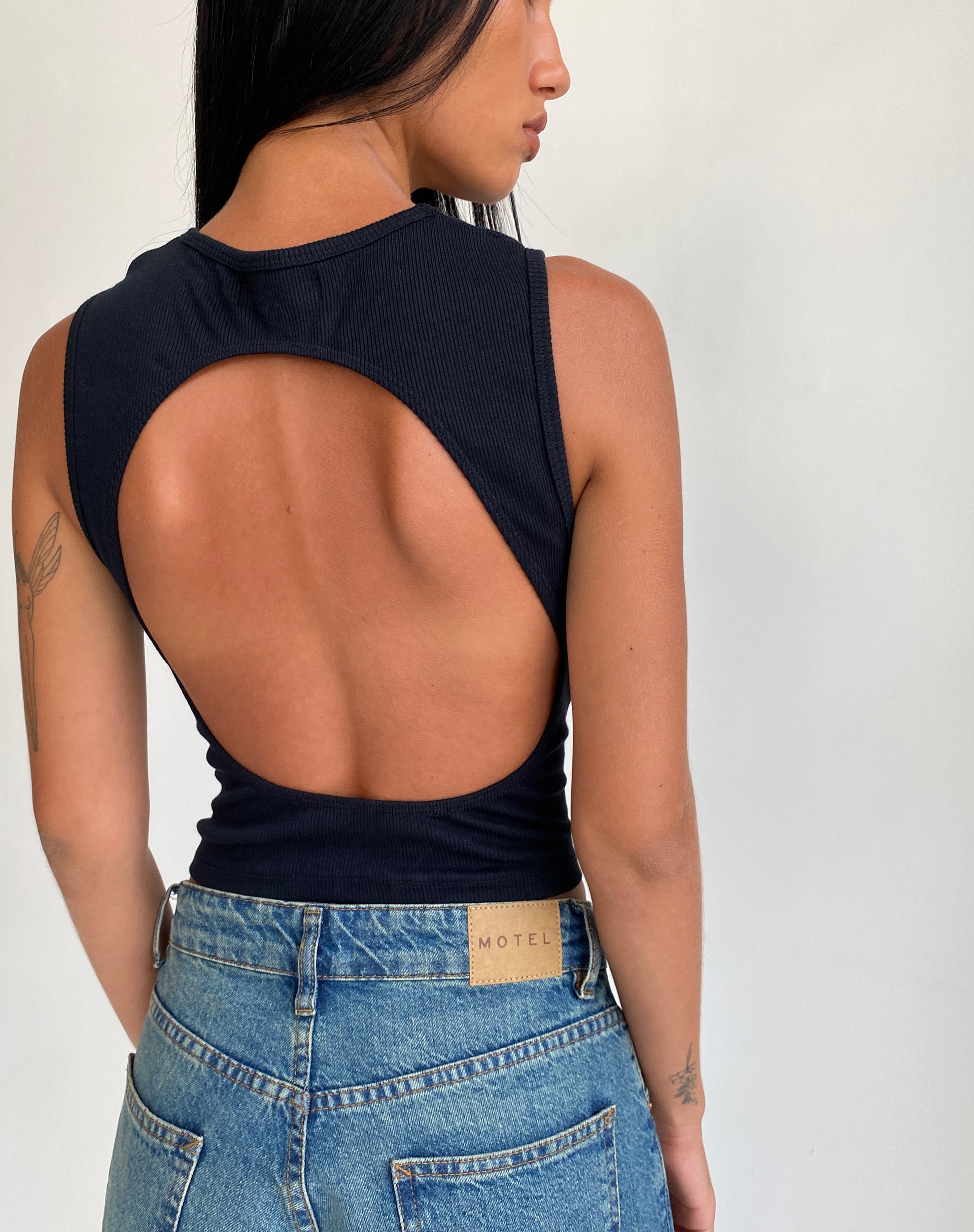 Bild von Gelsho Open Back Tank Top in Rib Schwarz
