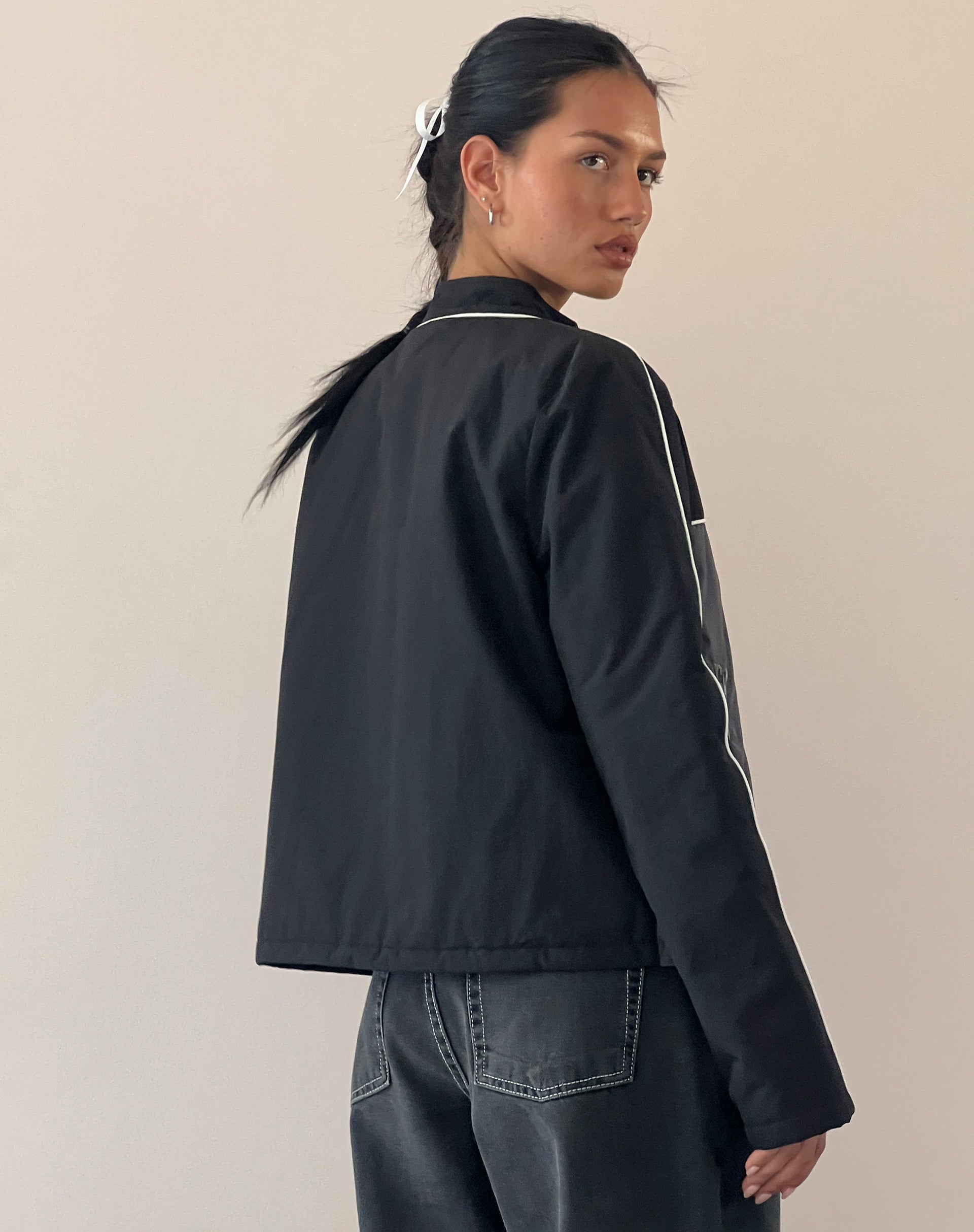 Image of Indira Jacke in Schwarz und Dunkelgrau