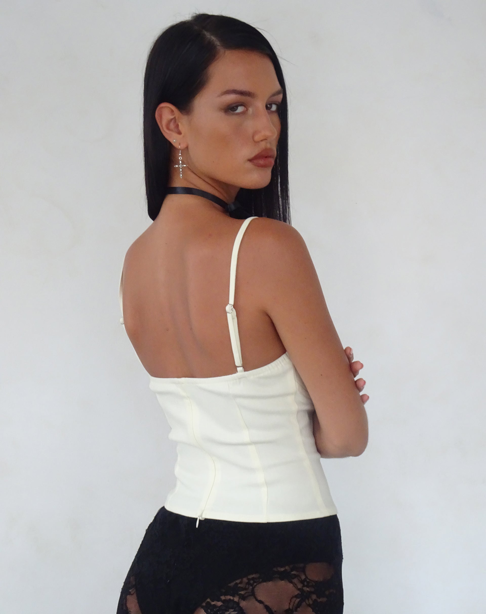 Image of Indus Cami Top in Creme mit Rosette Merkmal