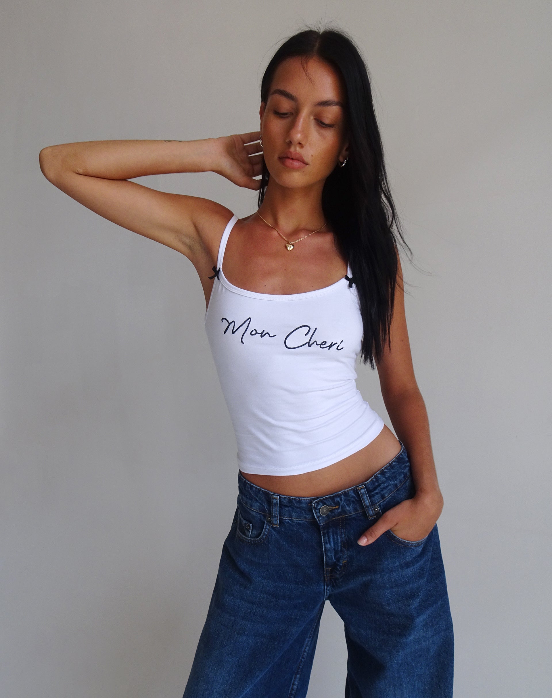 Image of Isa Vest Top in Weiß mit Mon Cheri Stickerei