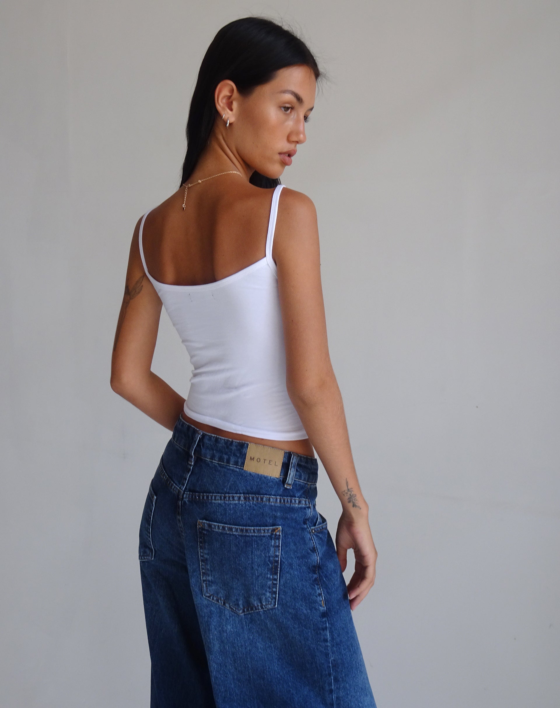 Image of Isa Vest Top in Weiß mit Mon Cheri Stickerei