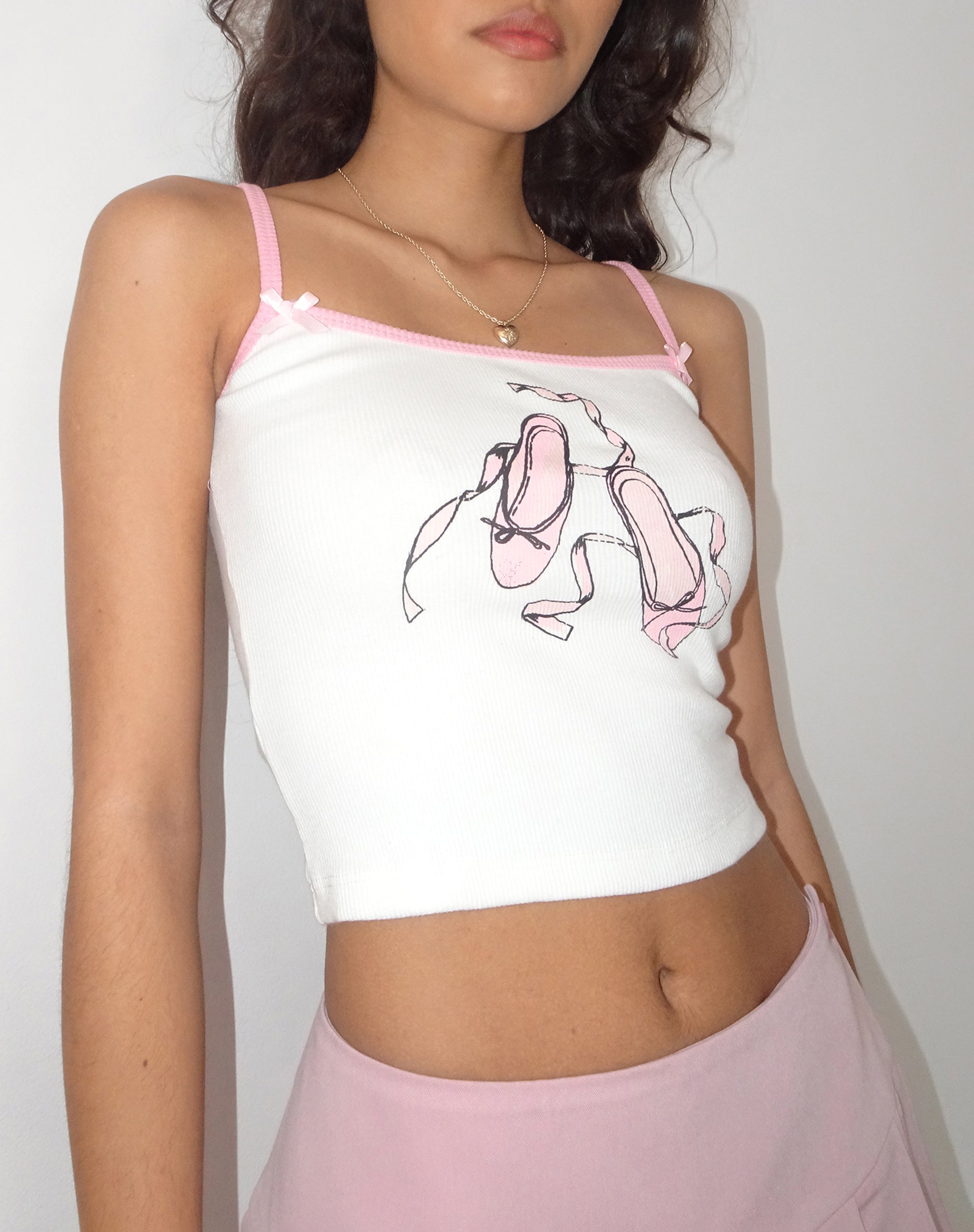 Bild von Islay Vest Top in Weiß mit Ballettschuh-Aufdruck