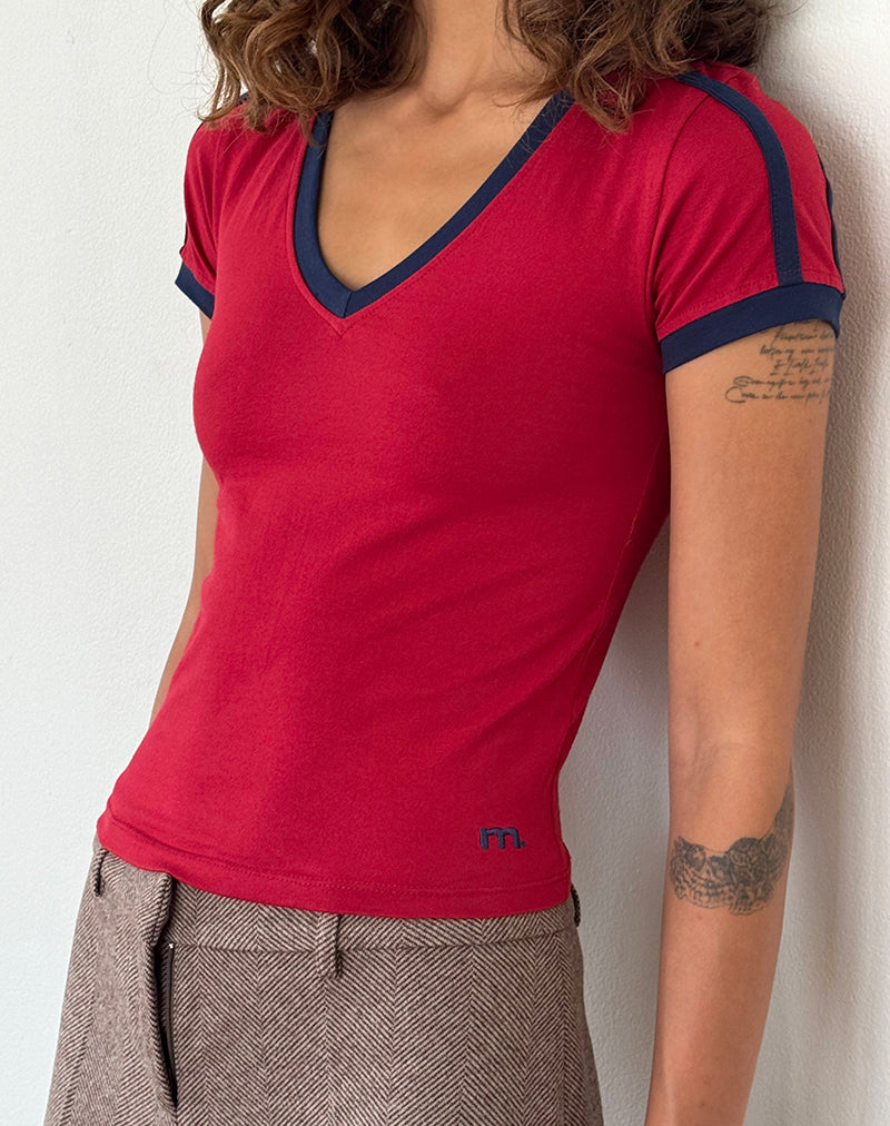 Izolde Baby Tee in Adrenalin Rot mit marineblauem Einband und M-Stickerei