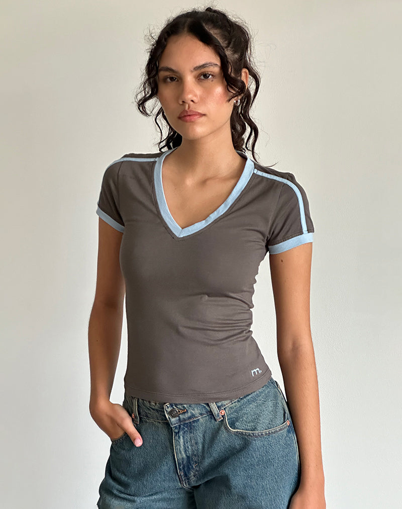 Bild von Izolde Baby Tee in Cloudburst mit Nantucket Blue Binding und M-Stickerei