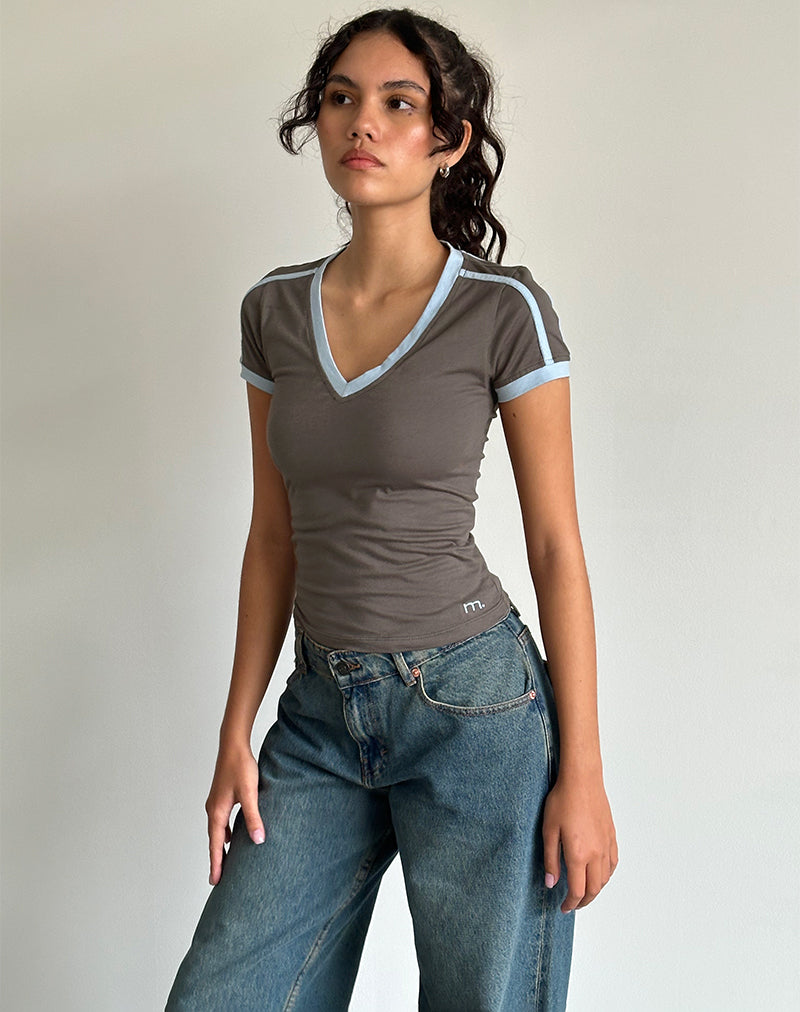 Izolde Baby Tee in Cloudburst mit Nantucket Blue Binding und M-Stickerei