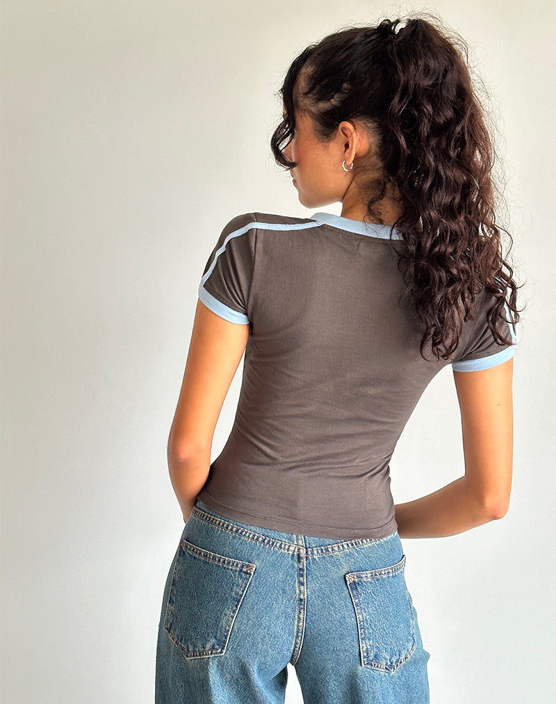 Bild von Izolde Baby Tee in Cloudburst mit Nantucket Blue Binding und M-Stickerei