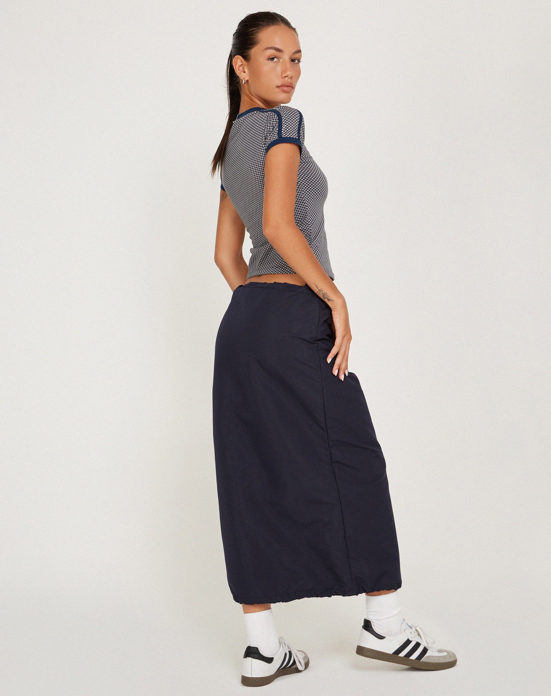 Izolde Tee in Grau-Marine Sportlicher Micro Spot