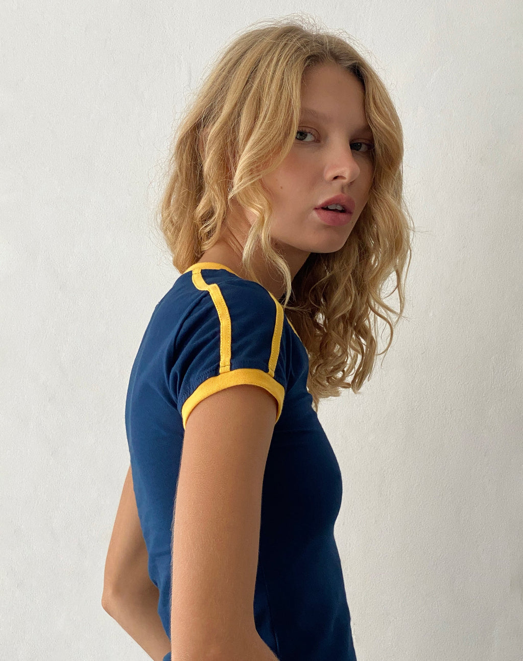 Izolde Baby Tee in Navy mit senfgelbem Einband und M-Stickerei