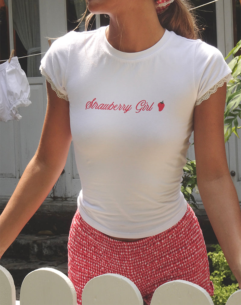 Bild von Izzy Top in Weiß Strawberry Girl Script