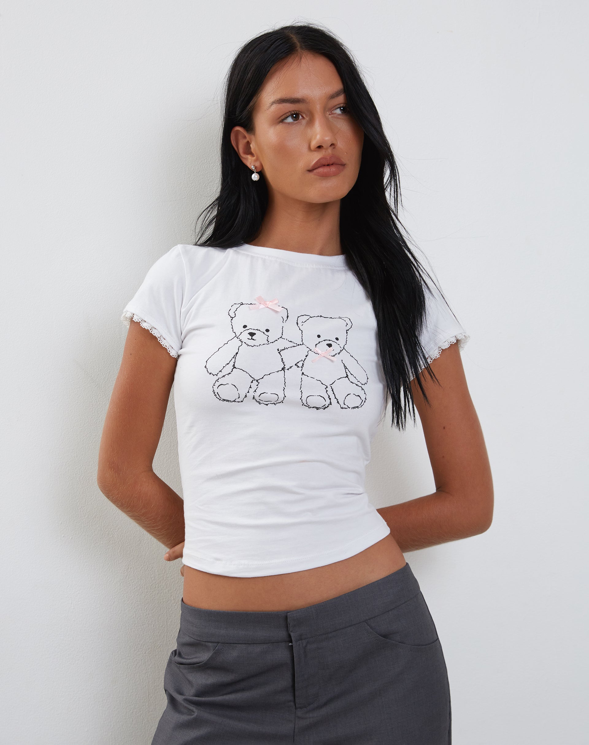 Bild von Izzy Lace Trim Tee in Weiß mit Teddy-Motiv