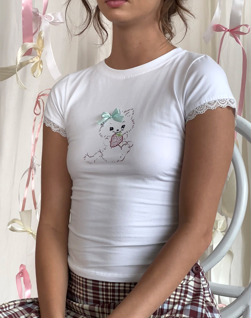 Bild von Izzy Tee in Weiß mit Erdbeer-Katzen-Aufdruck