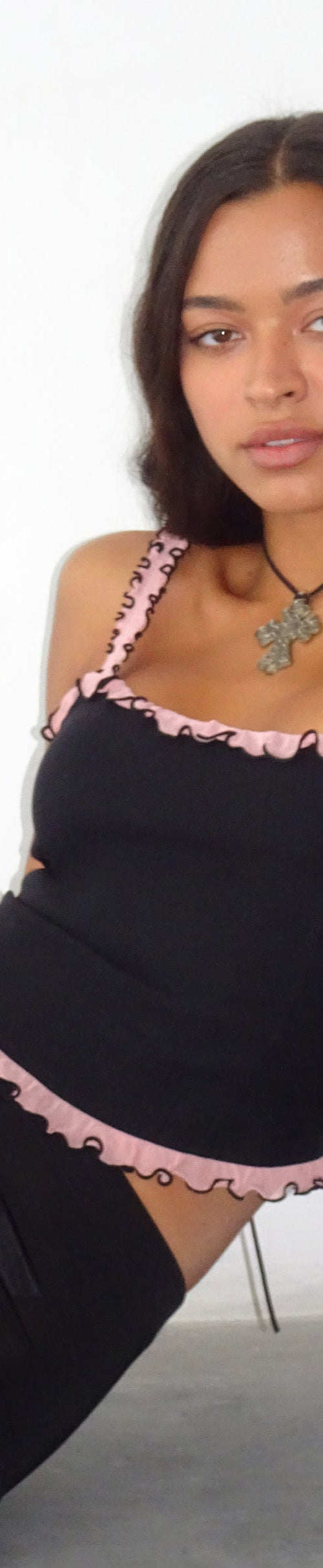 Image of Idalia Korsett-Top in Schwarz mit rosa Mesh-Rüsche