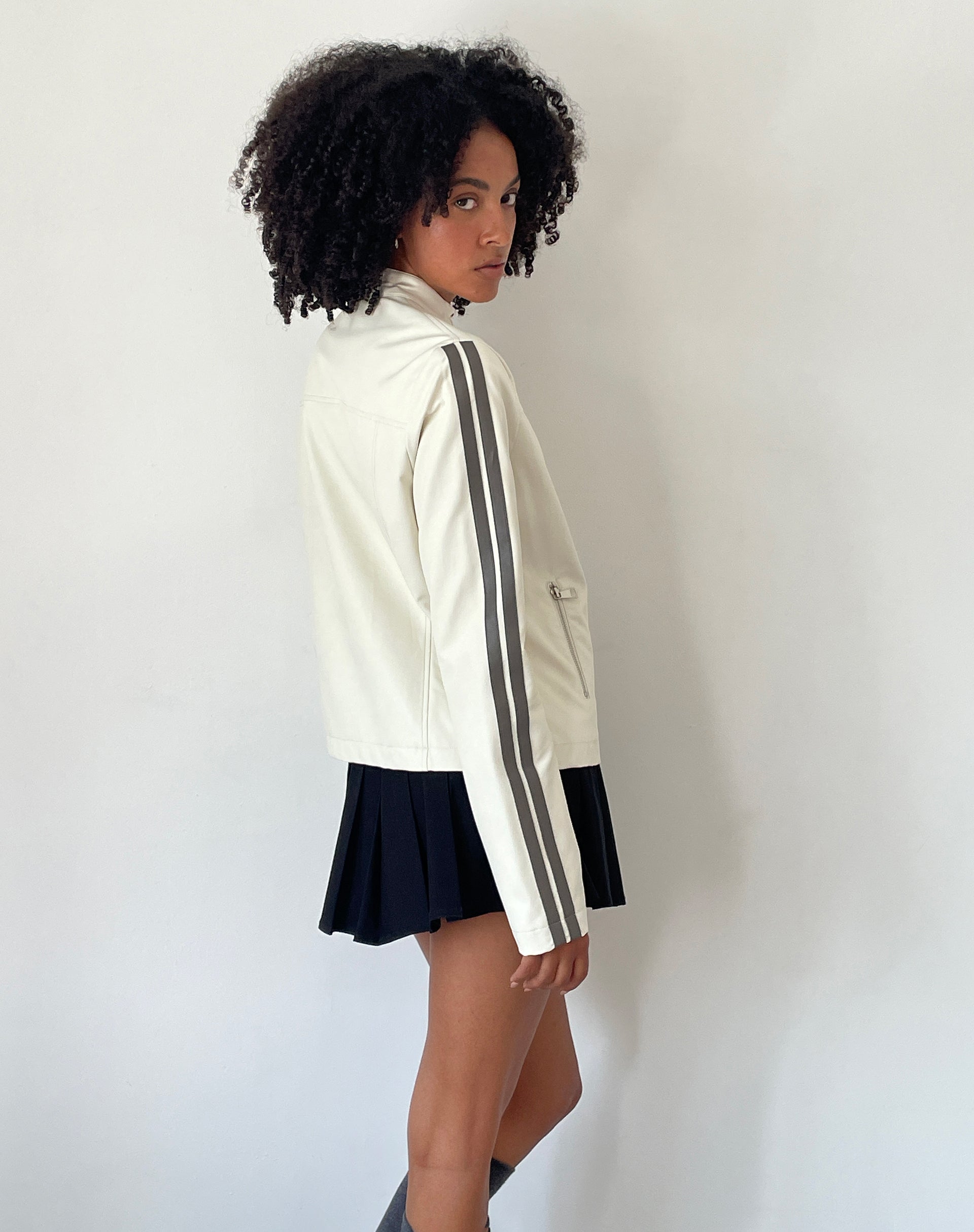 Image of Jacquie Zip Up Jacke in PU Creme mit braunen Streifen