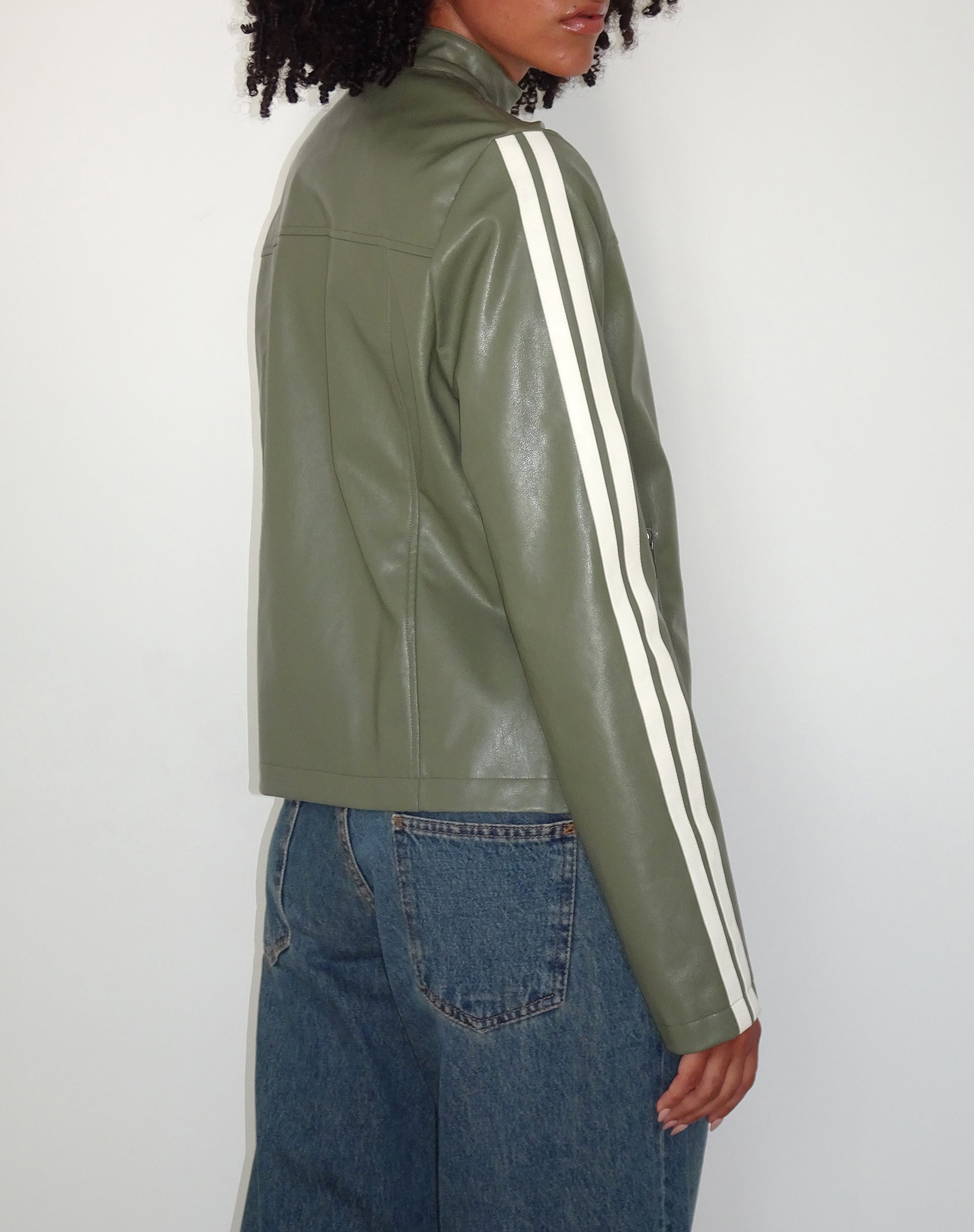 Bild von Jacquie Zip Up Biker Jacke in PU Grün mit Elfenbein Streifen