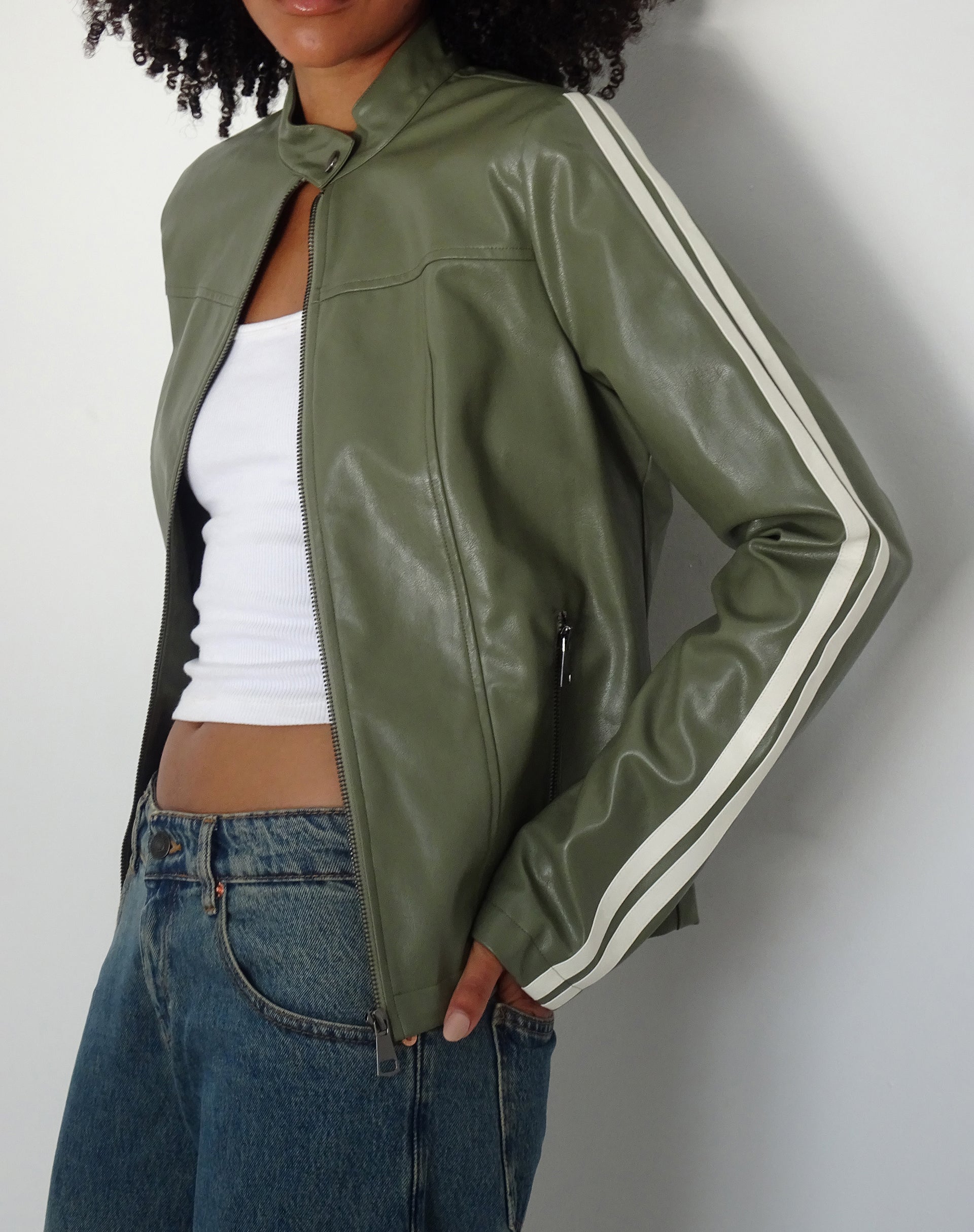 Bild von Jacquie Zip Up Biker Jacke in PU Grün mit Elfenbein Streifen