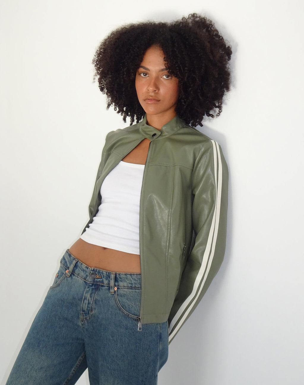 Jacquie Zip Up Biker Jacke in PU Grün mit Elfenbein Streifen